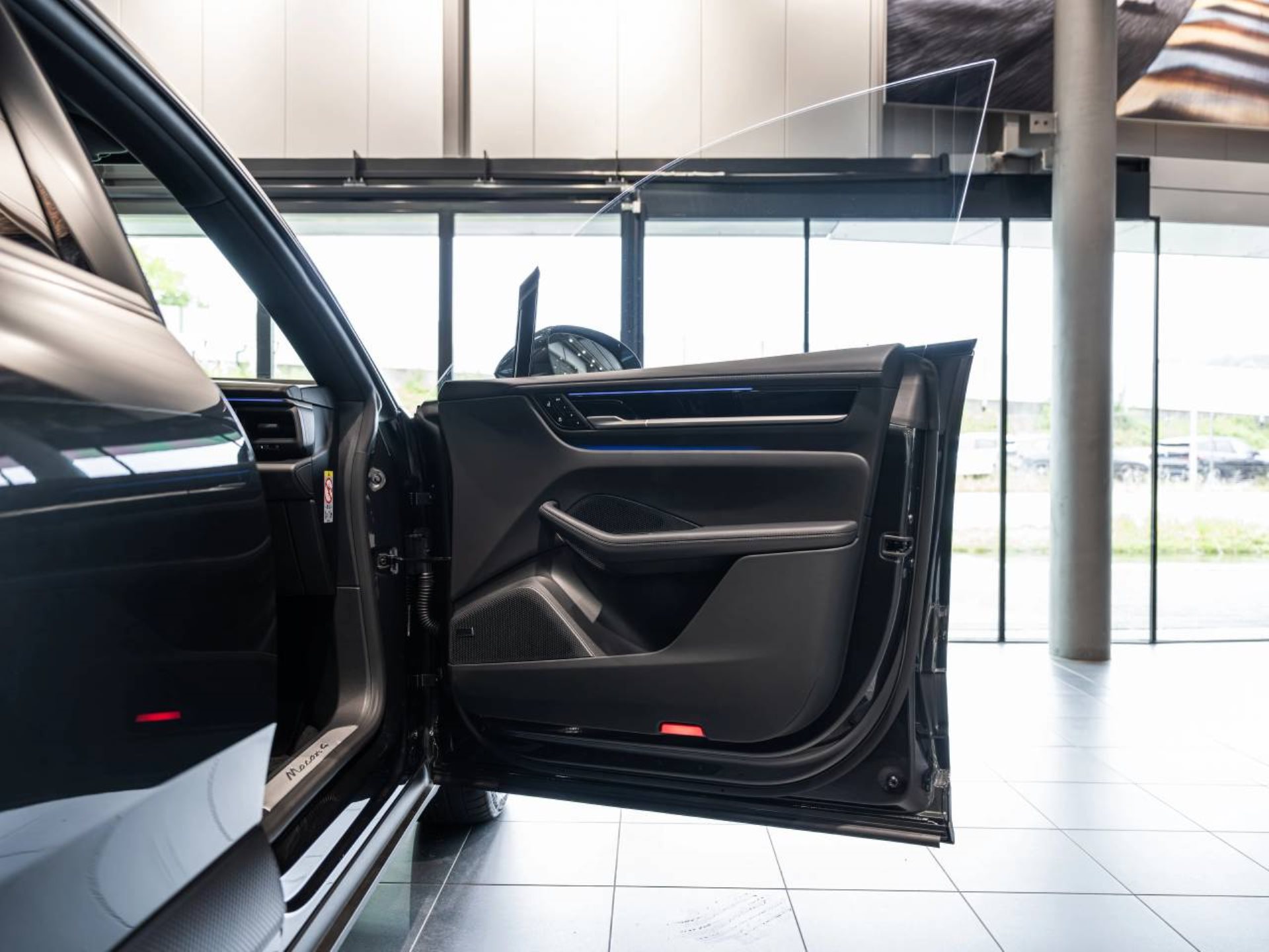 PORSCHE Macan 4-image-21
