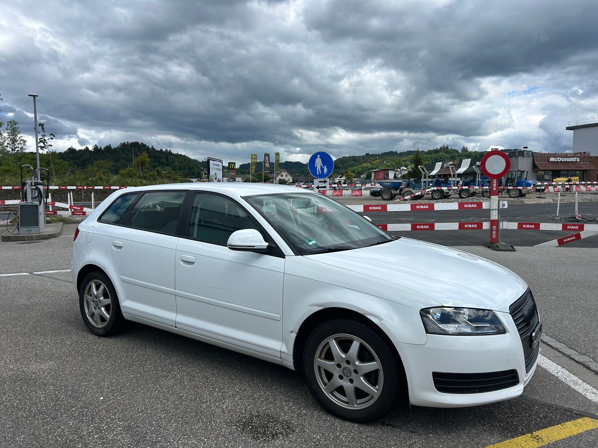 AUDI A3 Sportback 1.4 TFSI Ambiente S-tronic-image-2
