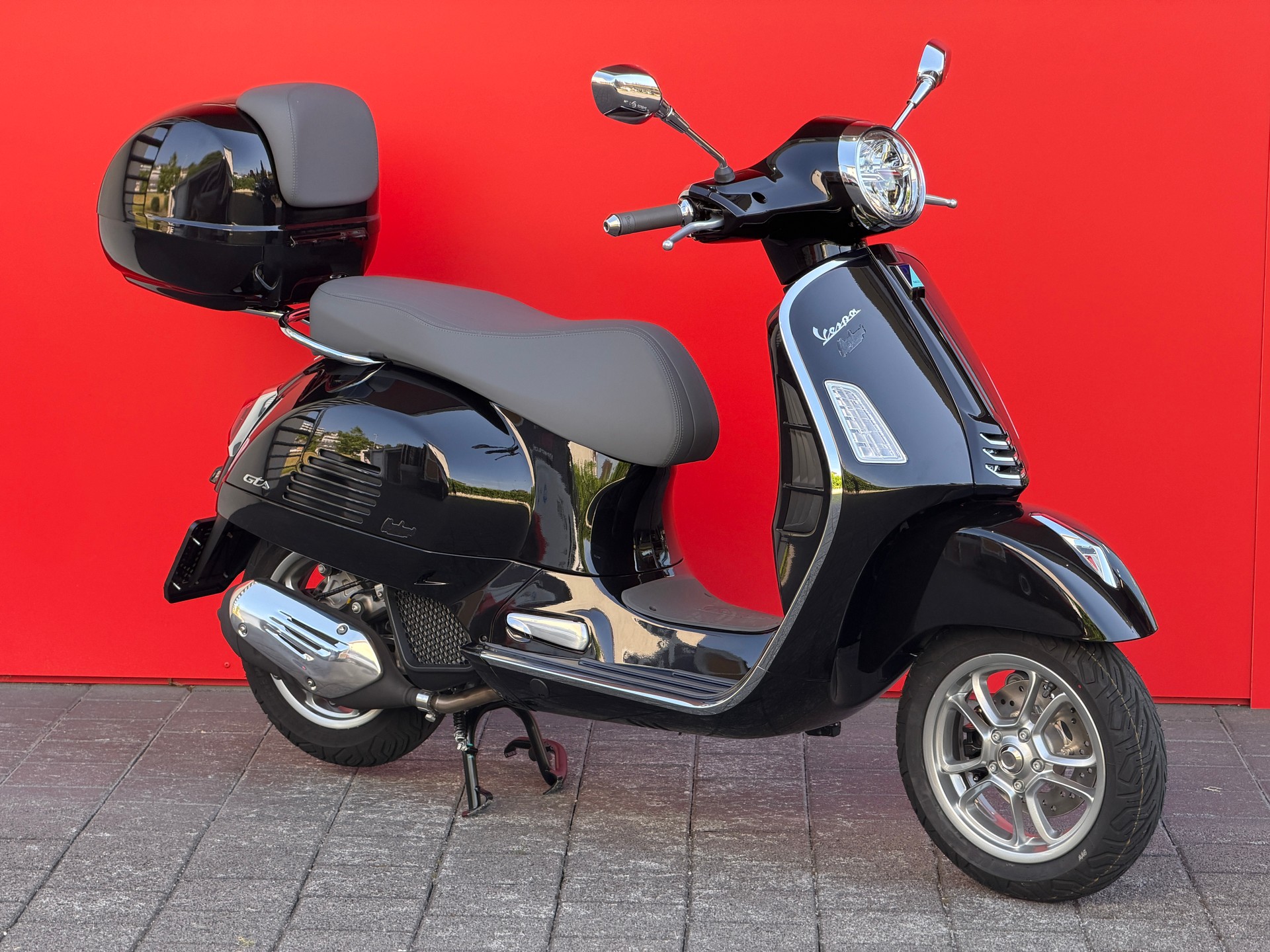 PIAGGIO Vespa GTS 125 RST + GRATIS TOPCASE