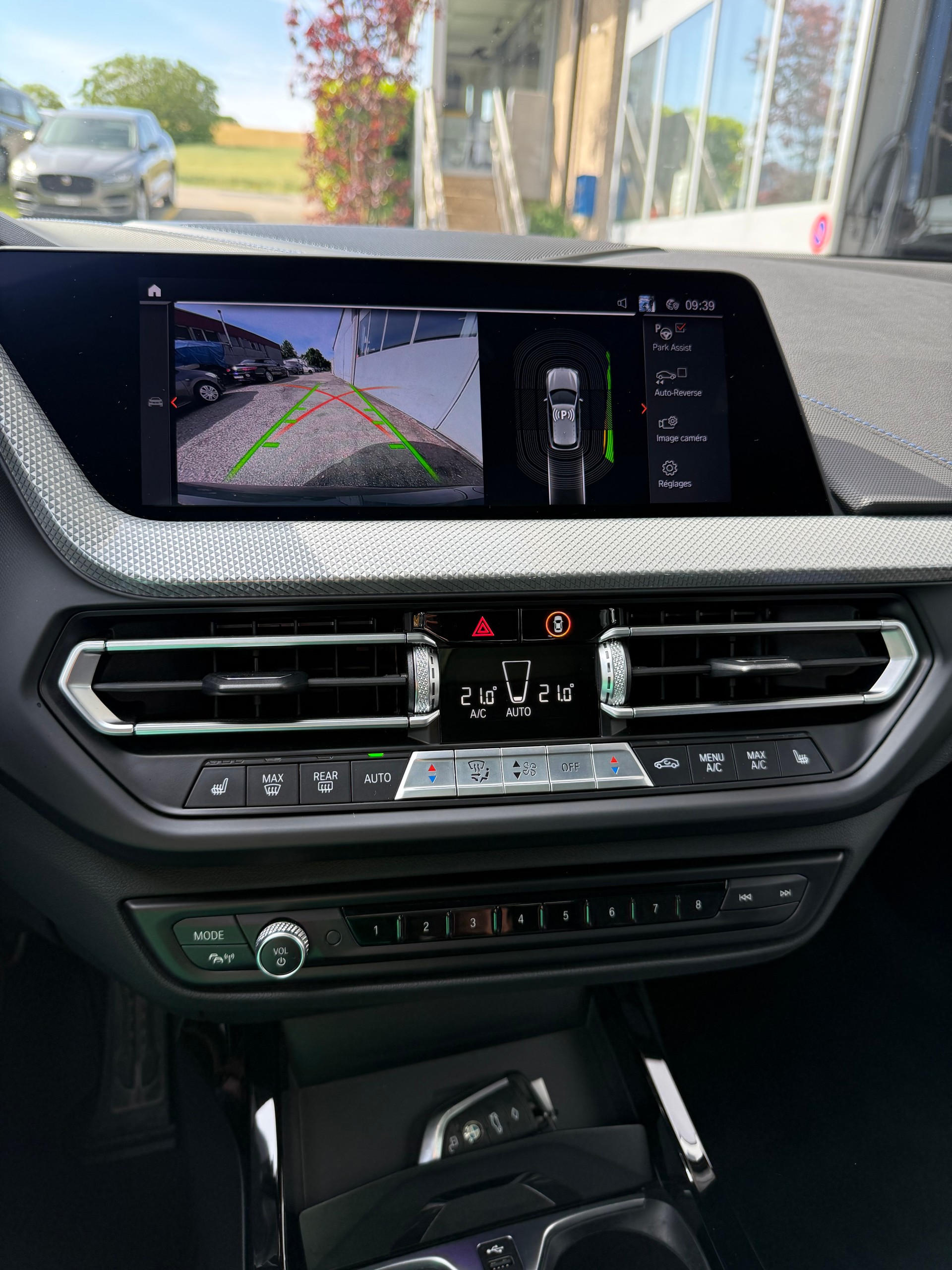 BMW 120i Pure M Sport Steptronic-image-3