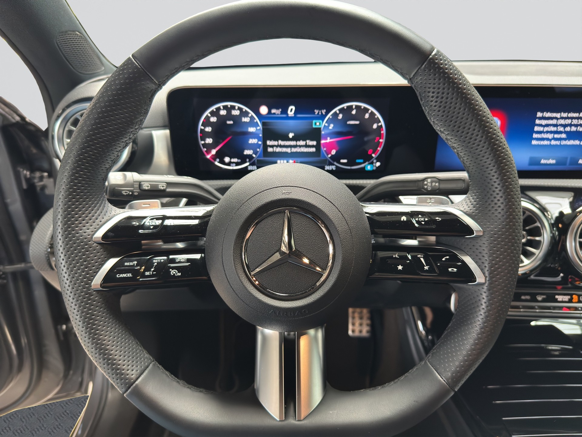 MERCEDES-BENZ A 200 7G-DCT AMG Line Night-image-9