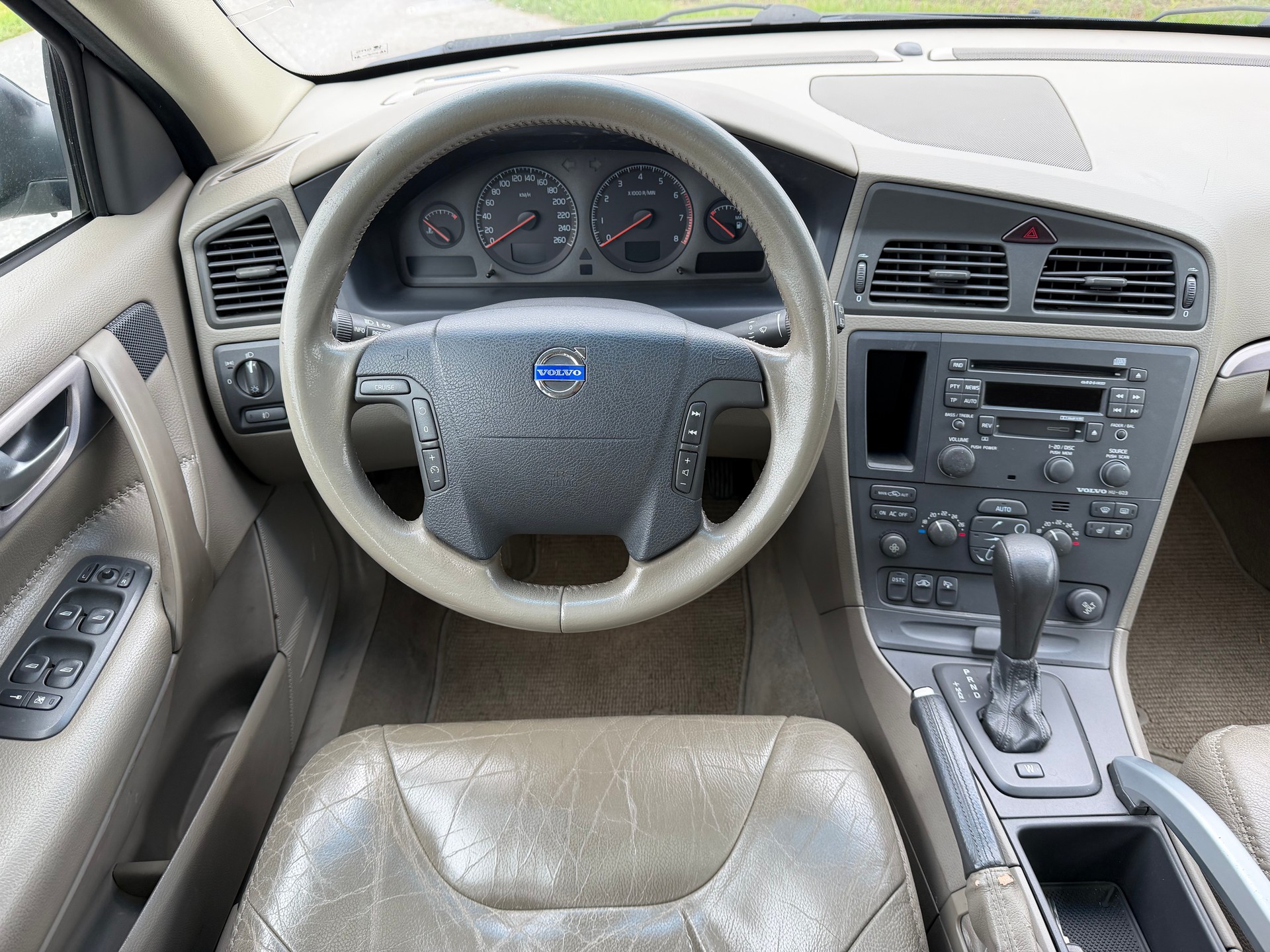 VOLVO XC70 2.5T AWD-image-11