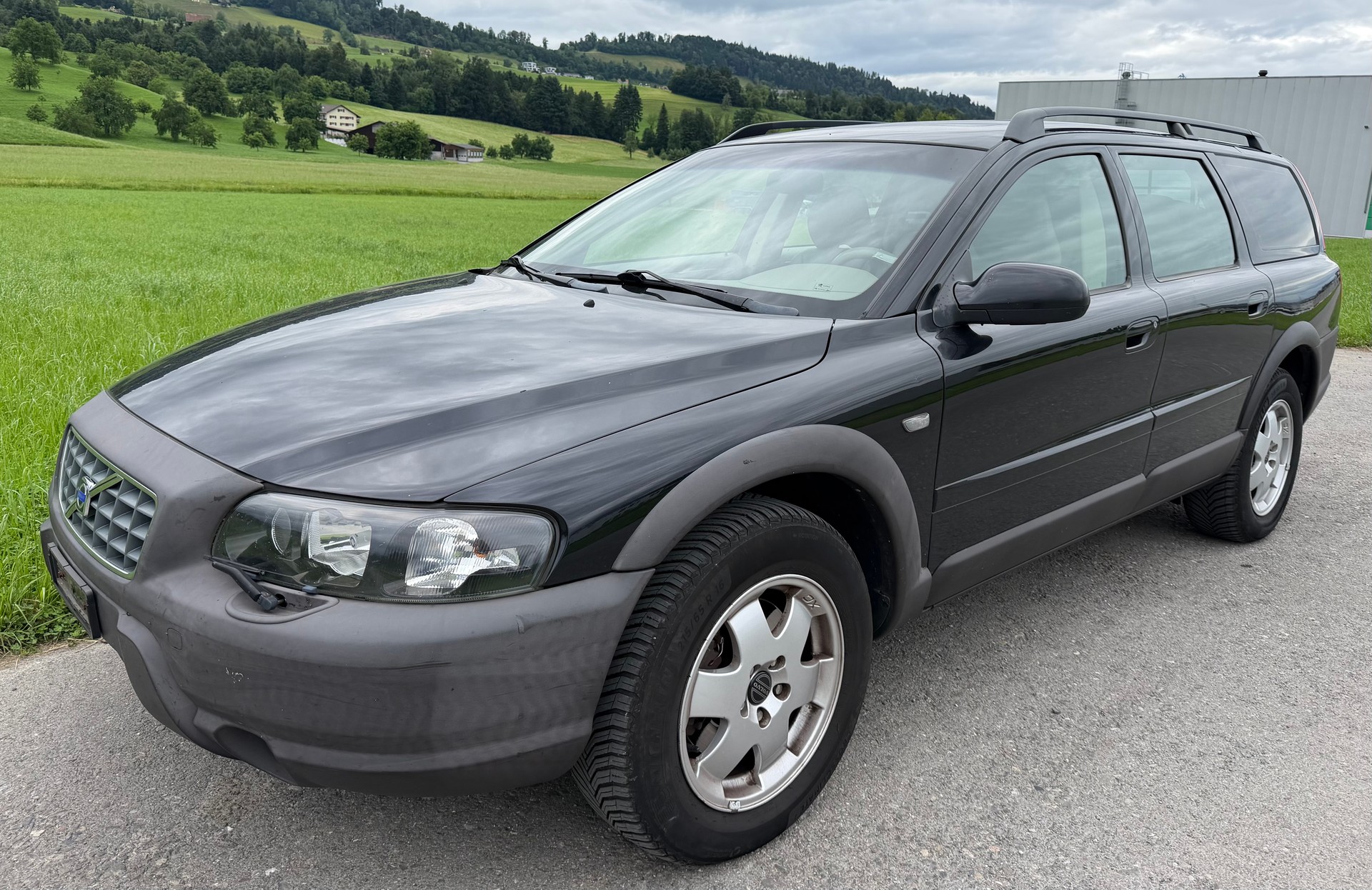 VOLVO XC70 2.5T AWD-image-0
