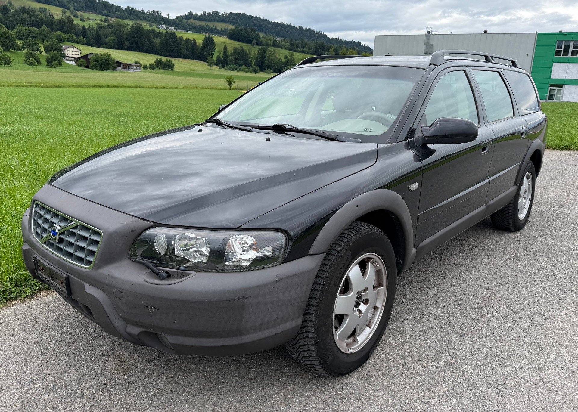 VOLVO XC70 2.5T AWD-image-1
