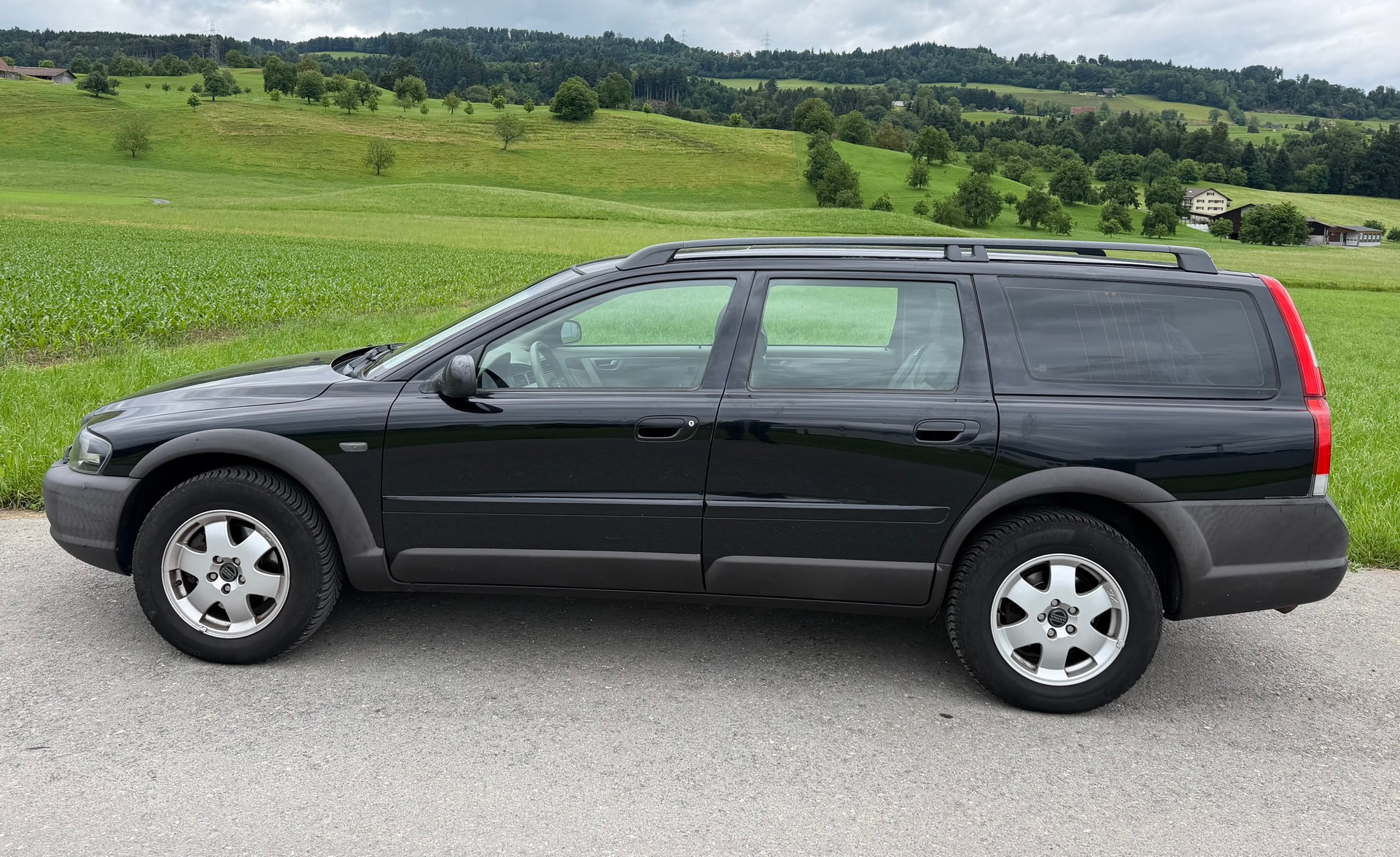 VOLVO XC70 2.5T AWD-image-3
