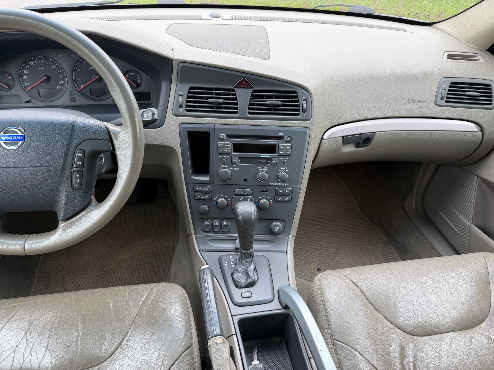 VOLVO XC70 2.5T AWD-image-12