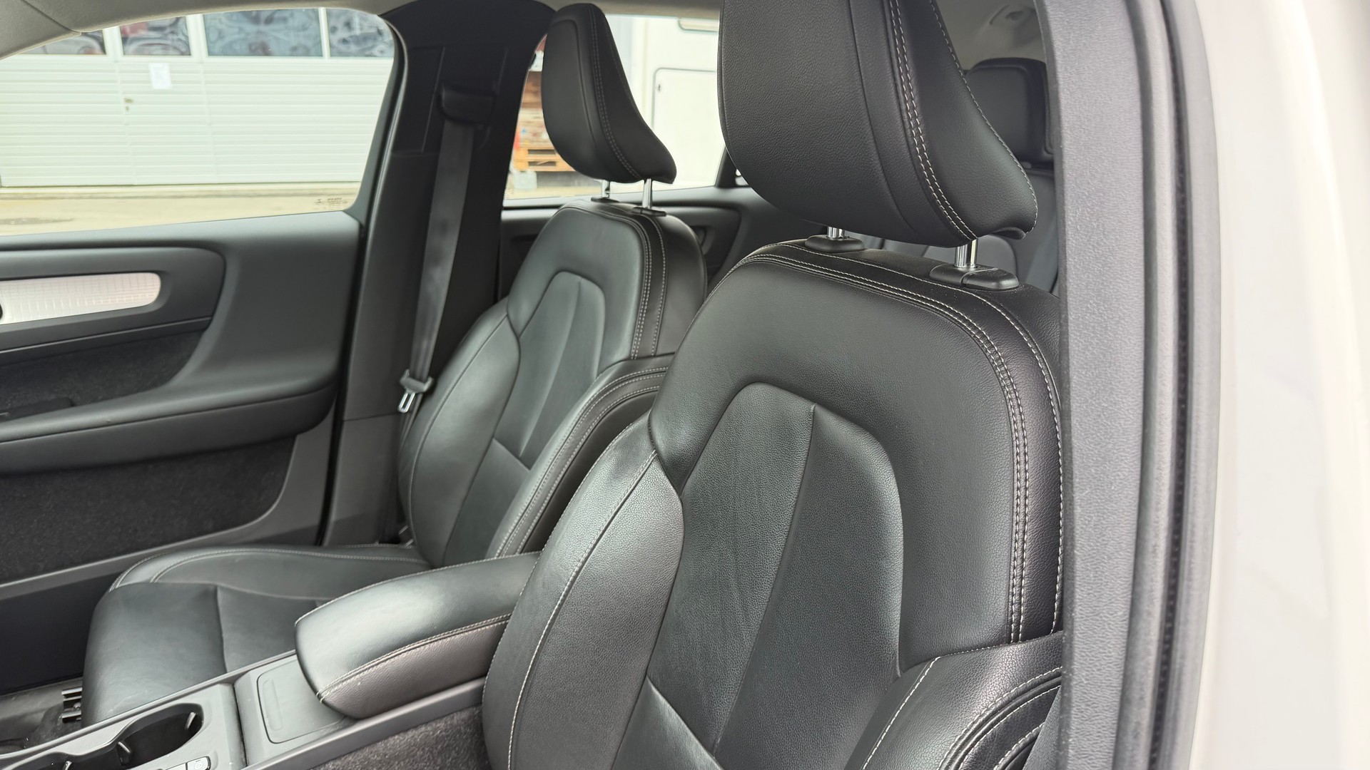 VOLVO XC40 D4 AWD Momentum Geartronic-image-6