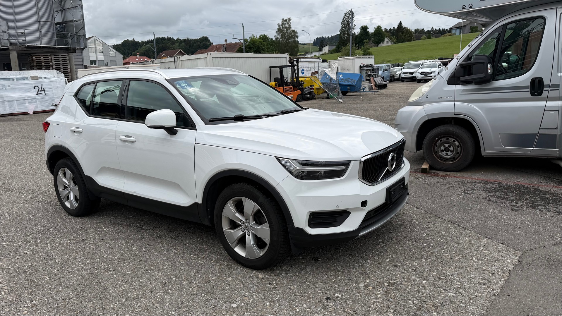 VOLVO XC40 D4 AWD Momentum Geartronic-image-1