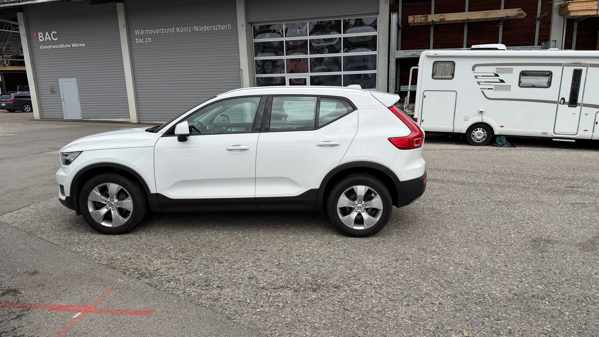 VOLVO XC40 D4 AWD Momentum Geartronic-image-5