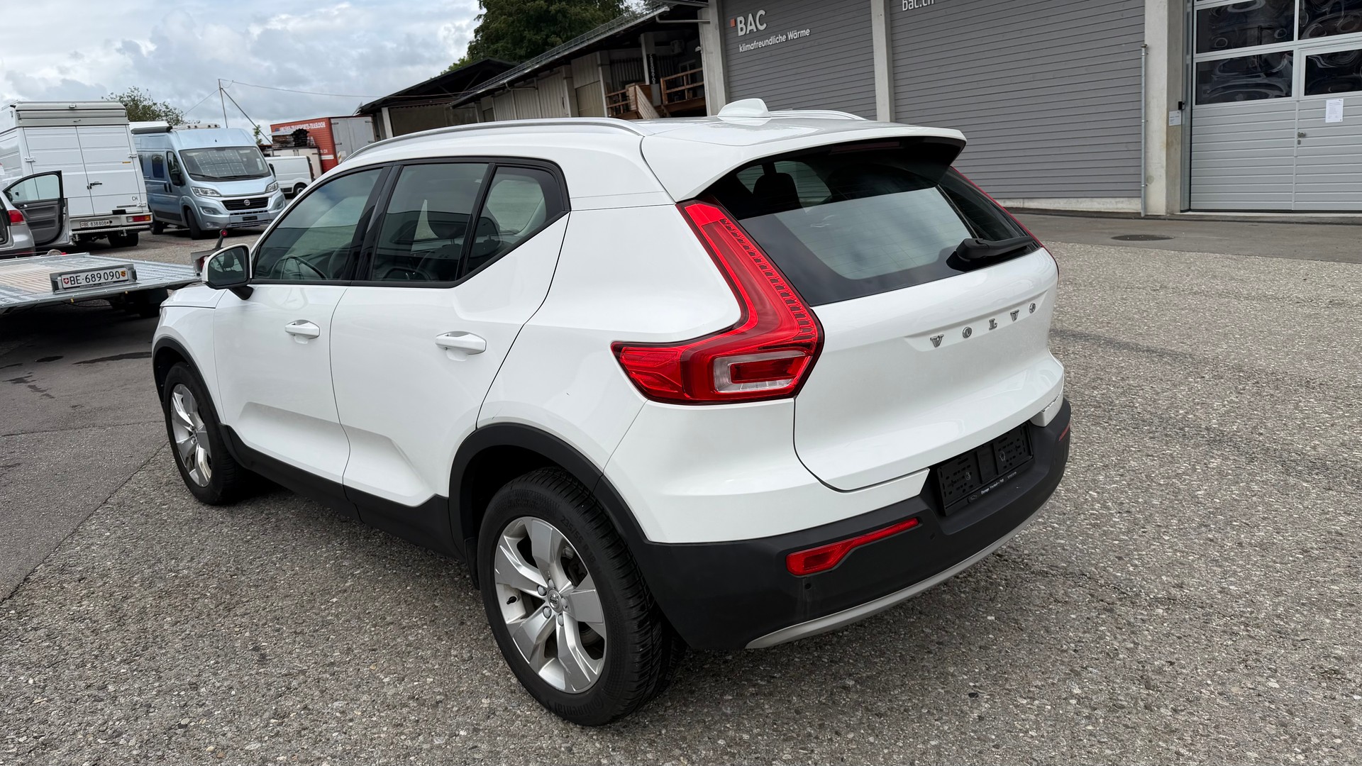 VOLVO XC40 D4 AWD Momentum Geartronic-image-4