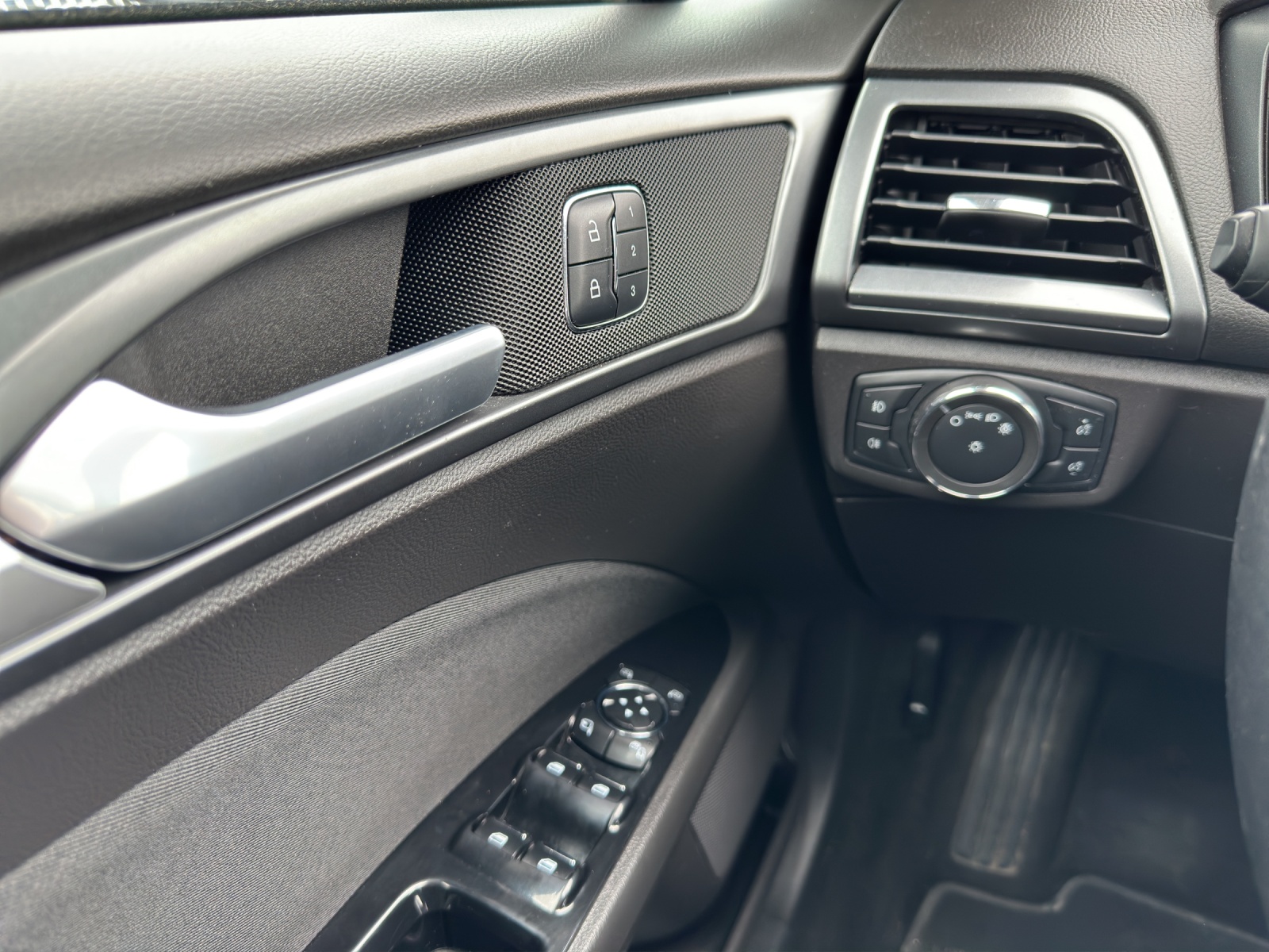 FORD Mondeo 2.0 TDCi Trend PowerShift-image-11