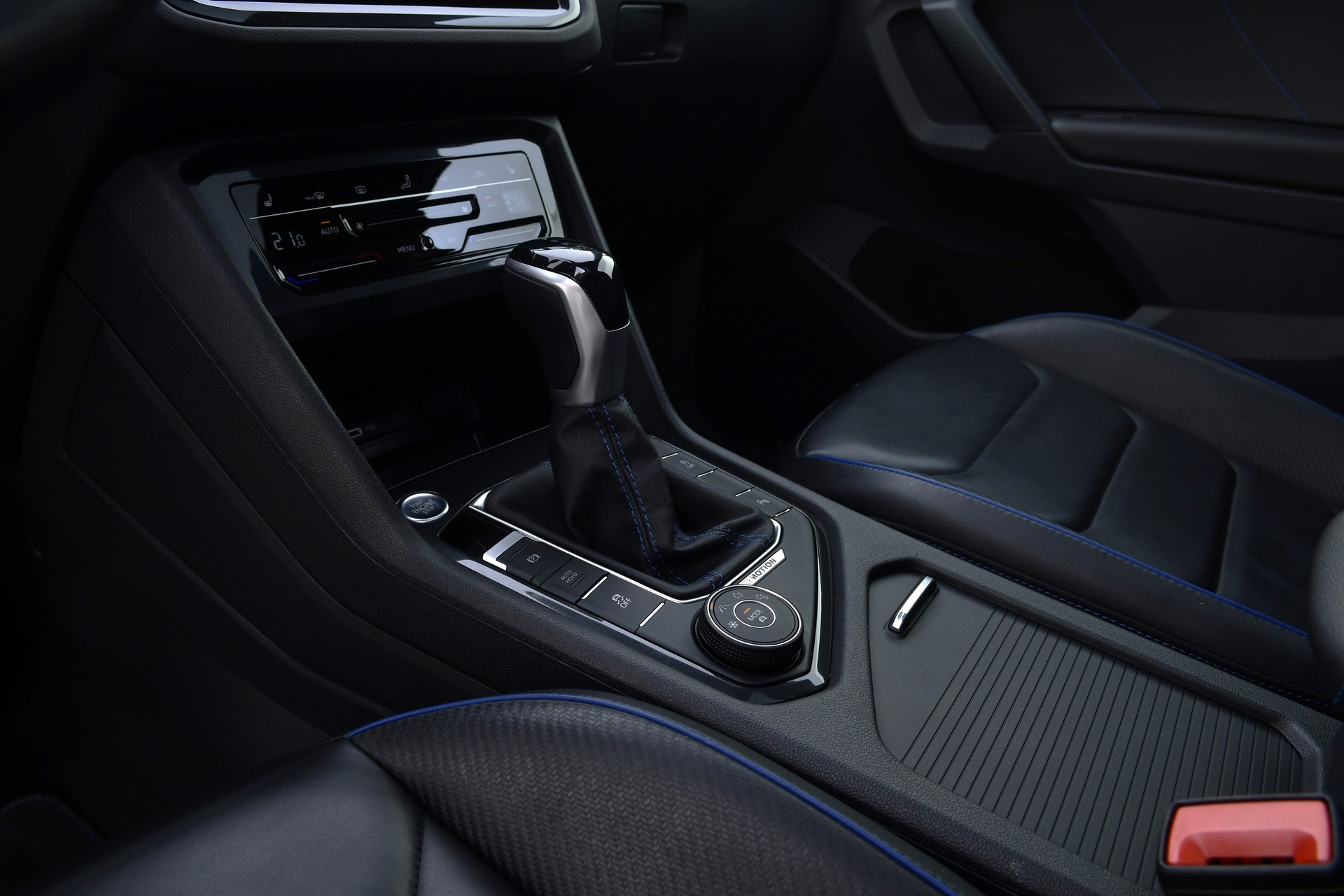 VW Tiguan 2.0TSI R 4Motion DSG-image-14