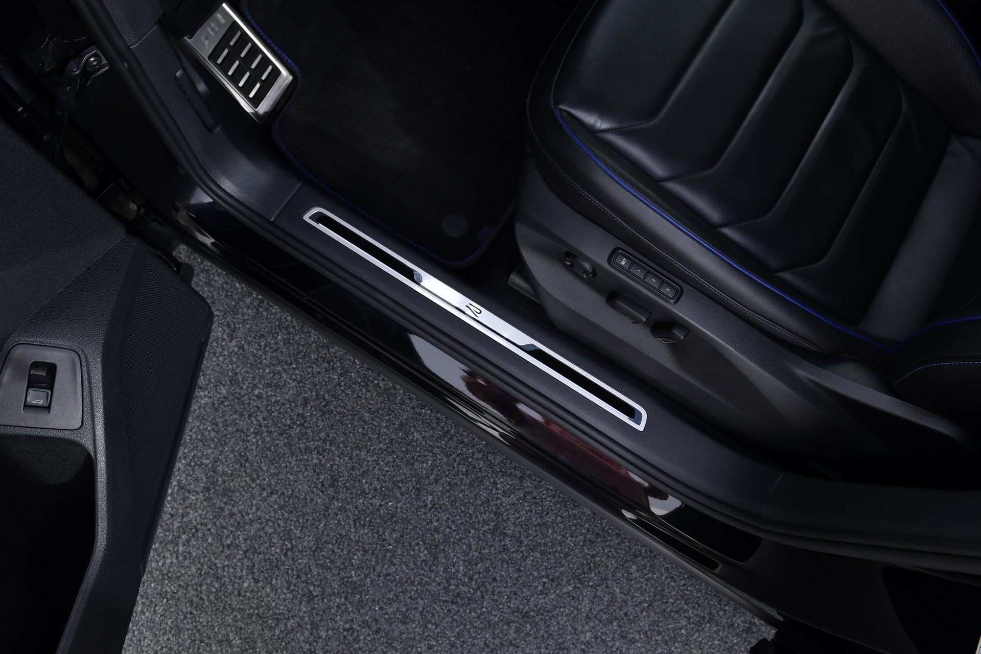 VW Tiguan 2.0TSI R 4Motion DSG-image-12