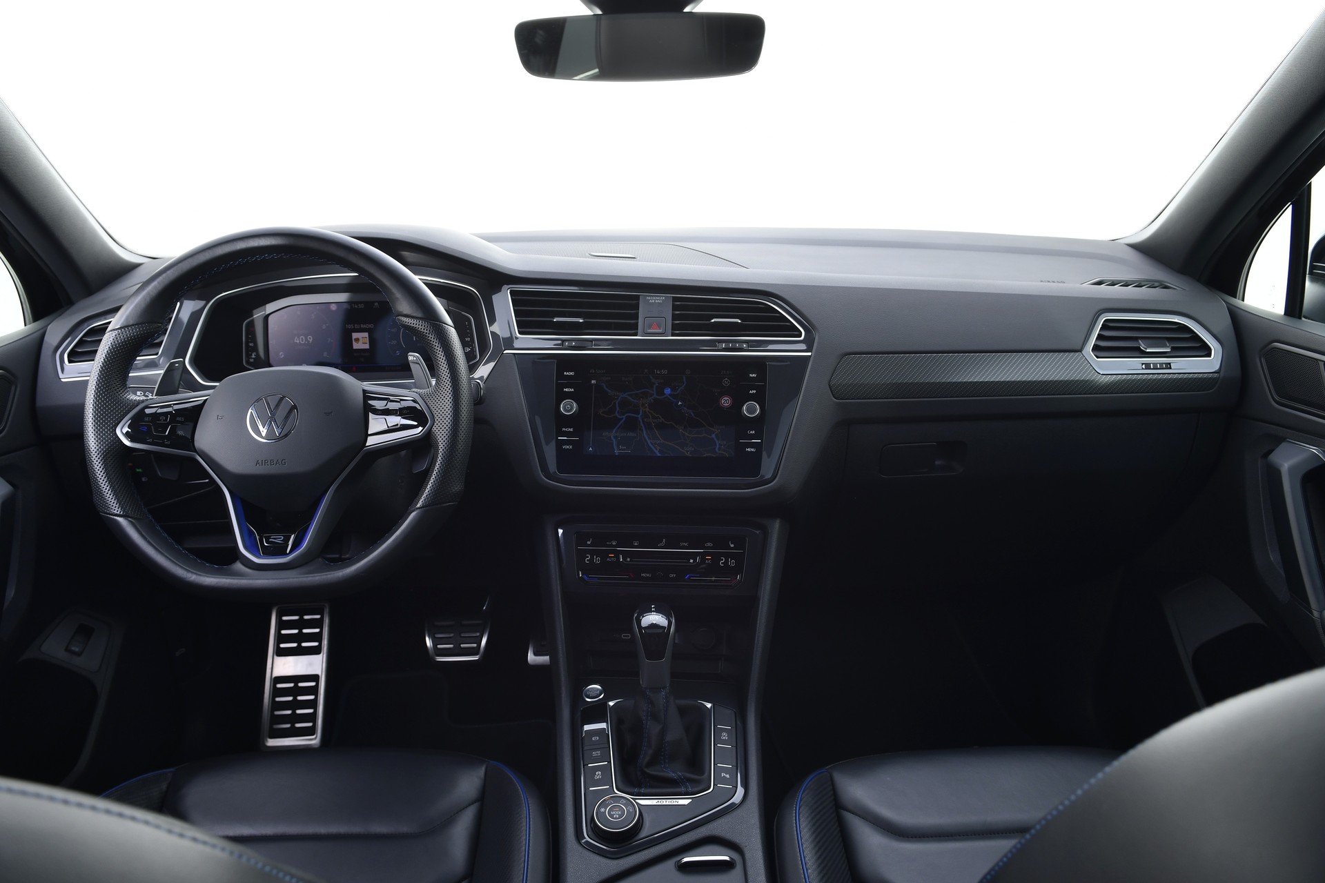 VW Tiguan 2.0TSI R 4Motion DSG-image-16