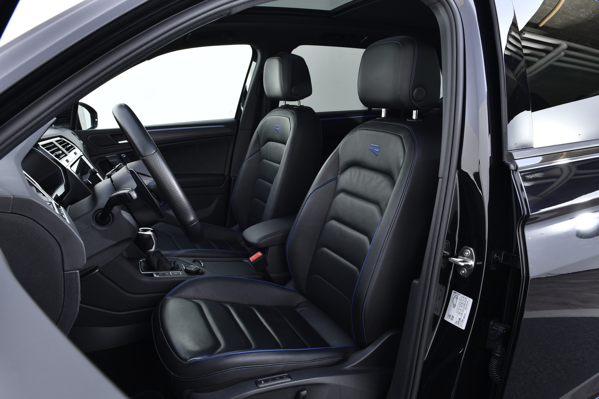 VW Tiguan 2.0TSI R 4Motion DSG-image-11