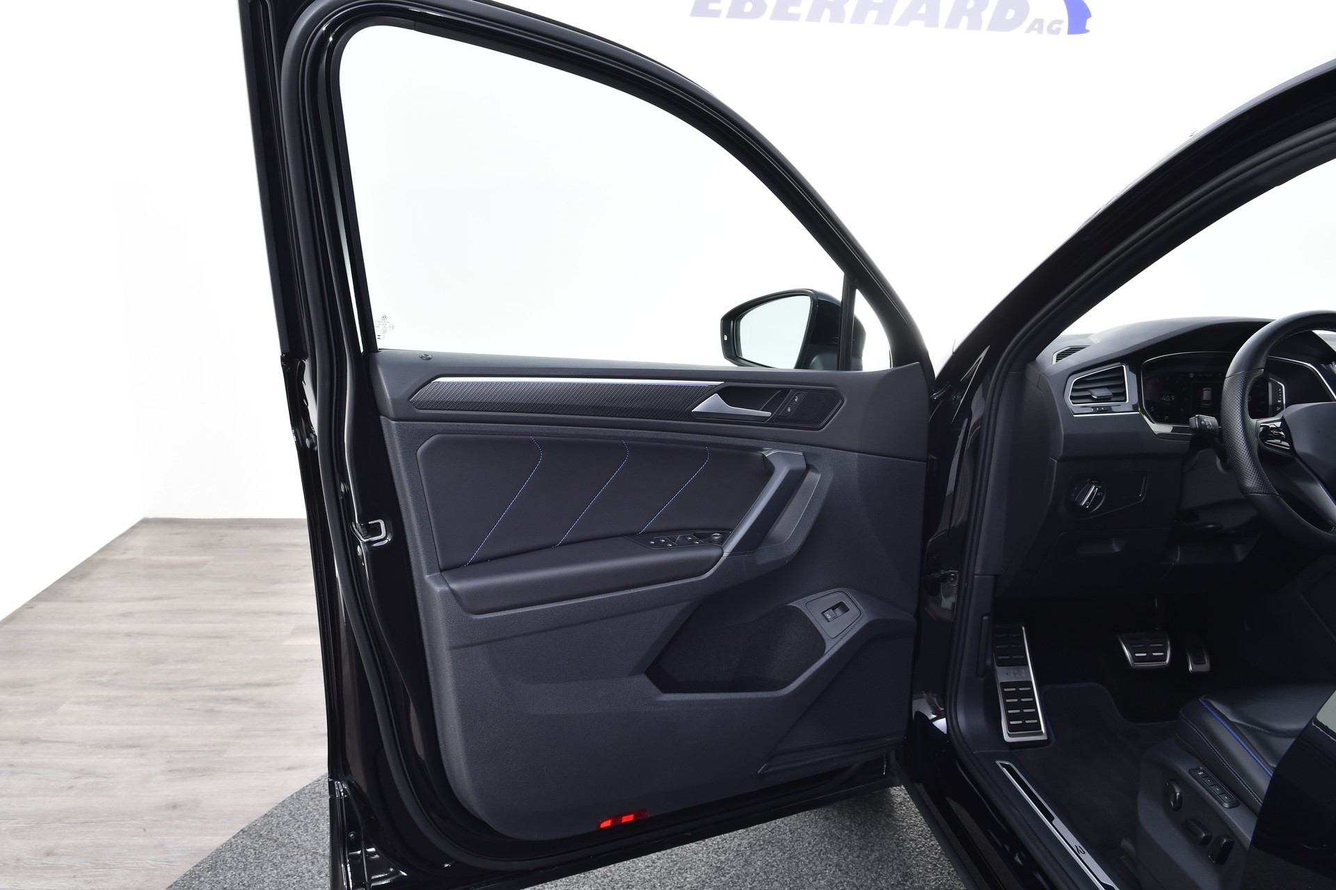 VW Tiguan 2.0TSI R 4Motion DSG-image-8