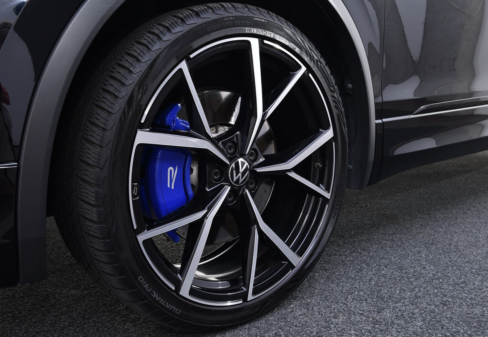 VW Tiguan 2.0TSI R 4Motion DSG-image-23