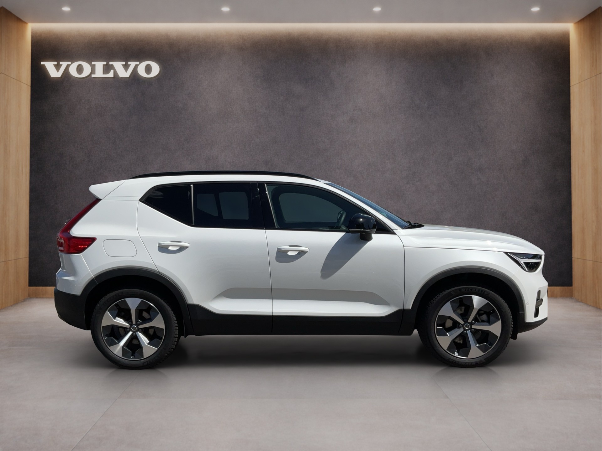 VOLVO XC40 2.0 B3 MH Plus Dark-image-5