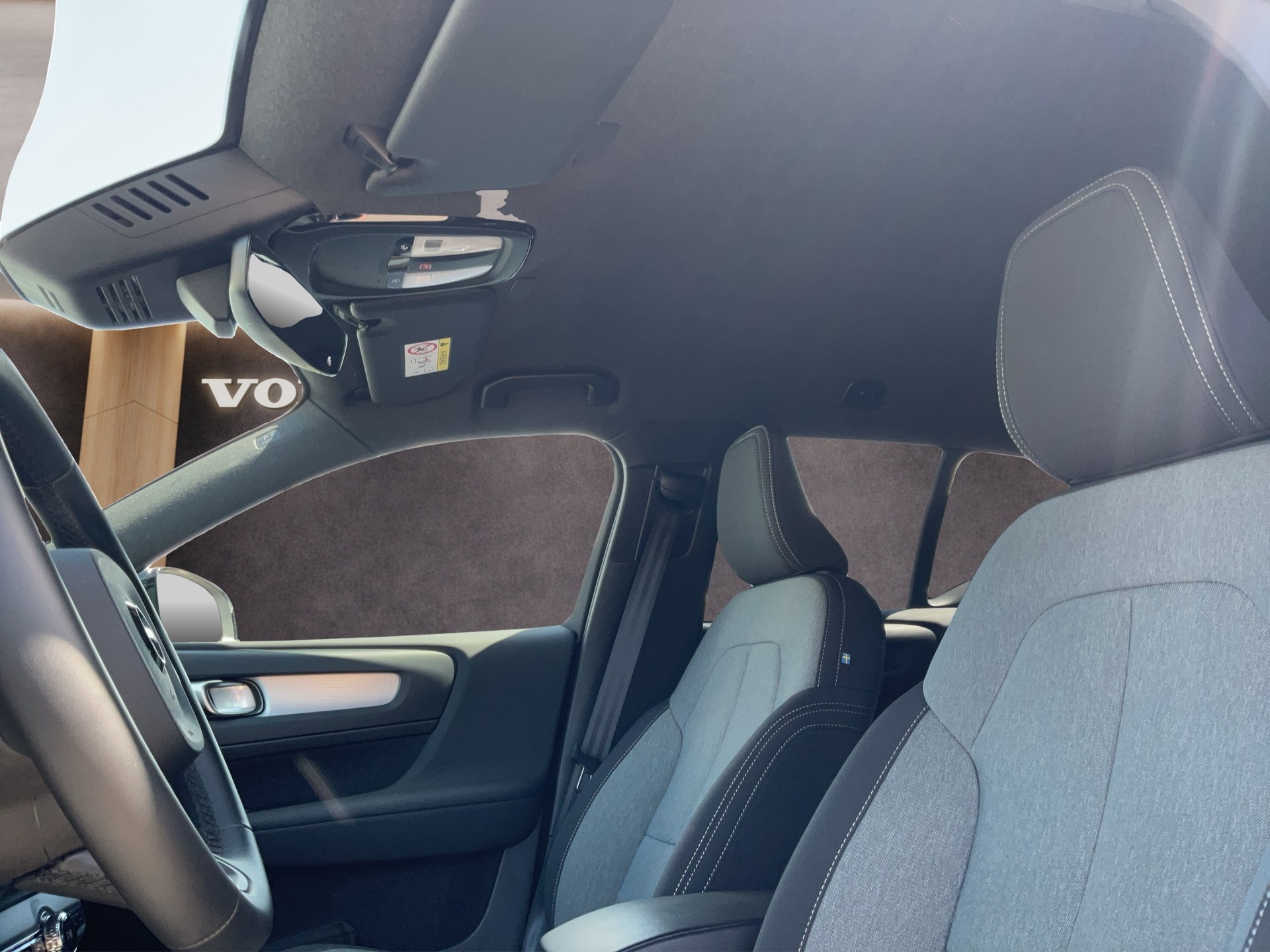 VOLVO XC40 2.0 B3 MH Plus Dark-image-9