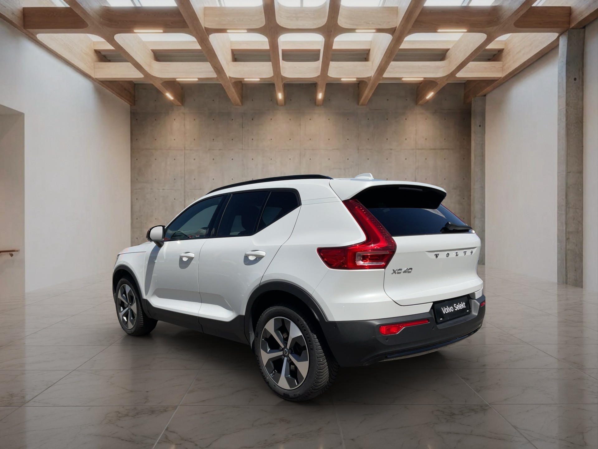 VOLVO XC40 2.0 B3 MH Plus Dark-image-3