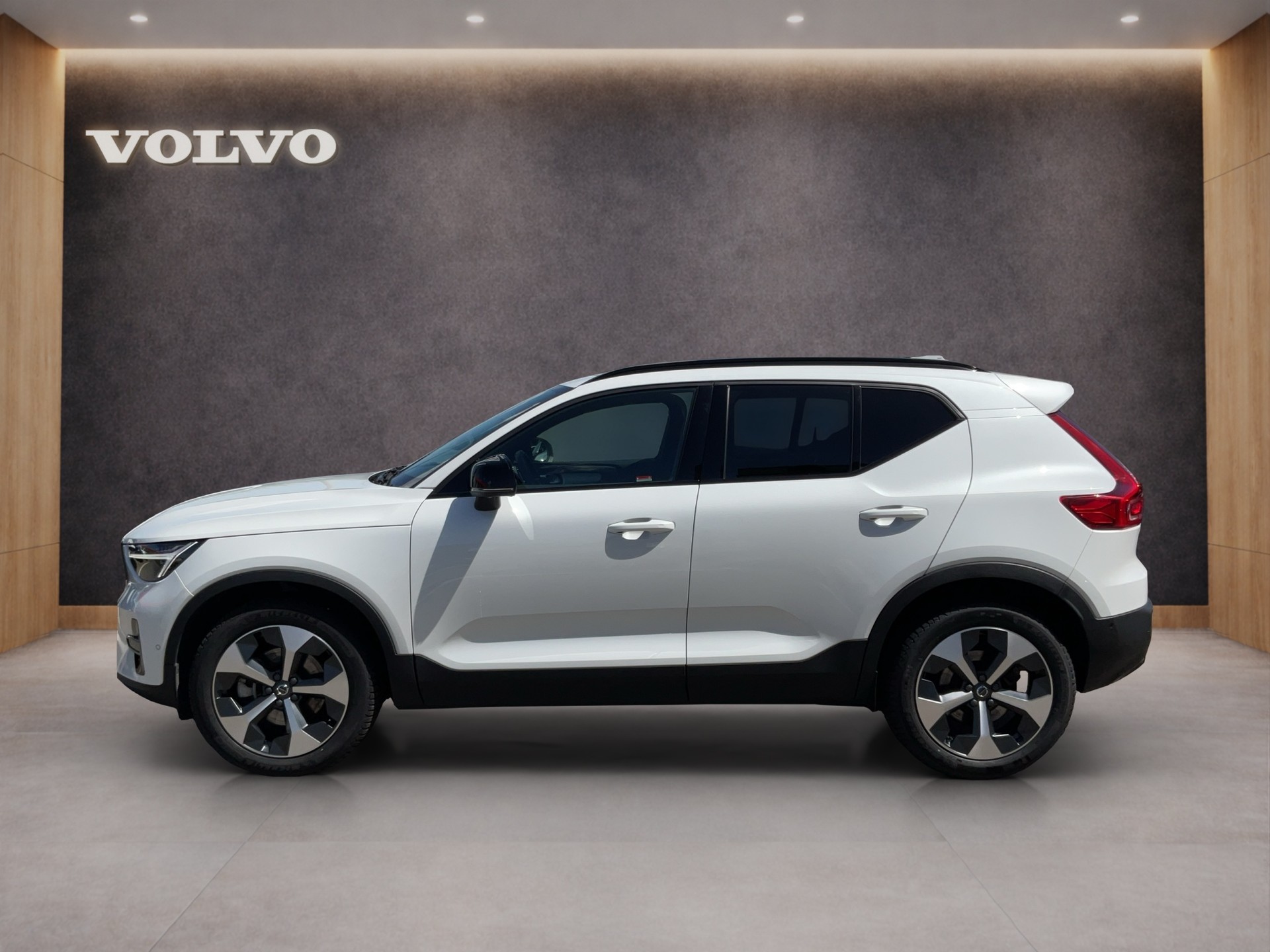 VOLVO XC40 2.0 B3 MH Plus Dark-image-1