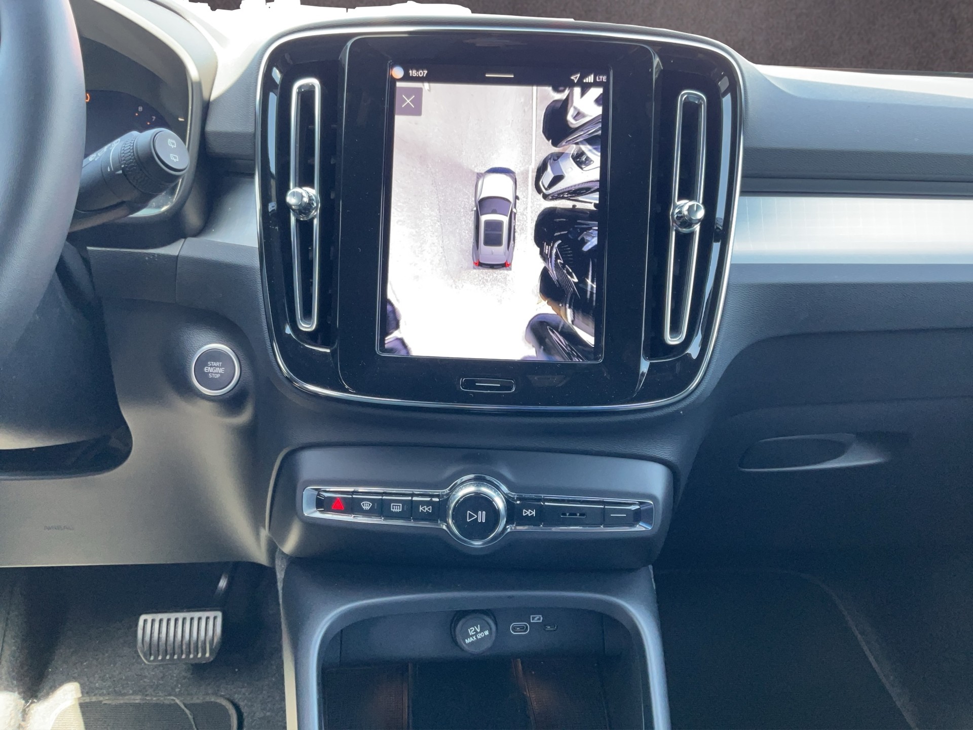 VOLVO XC40 2.0 B3 MH Plus Dark-image-13