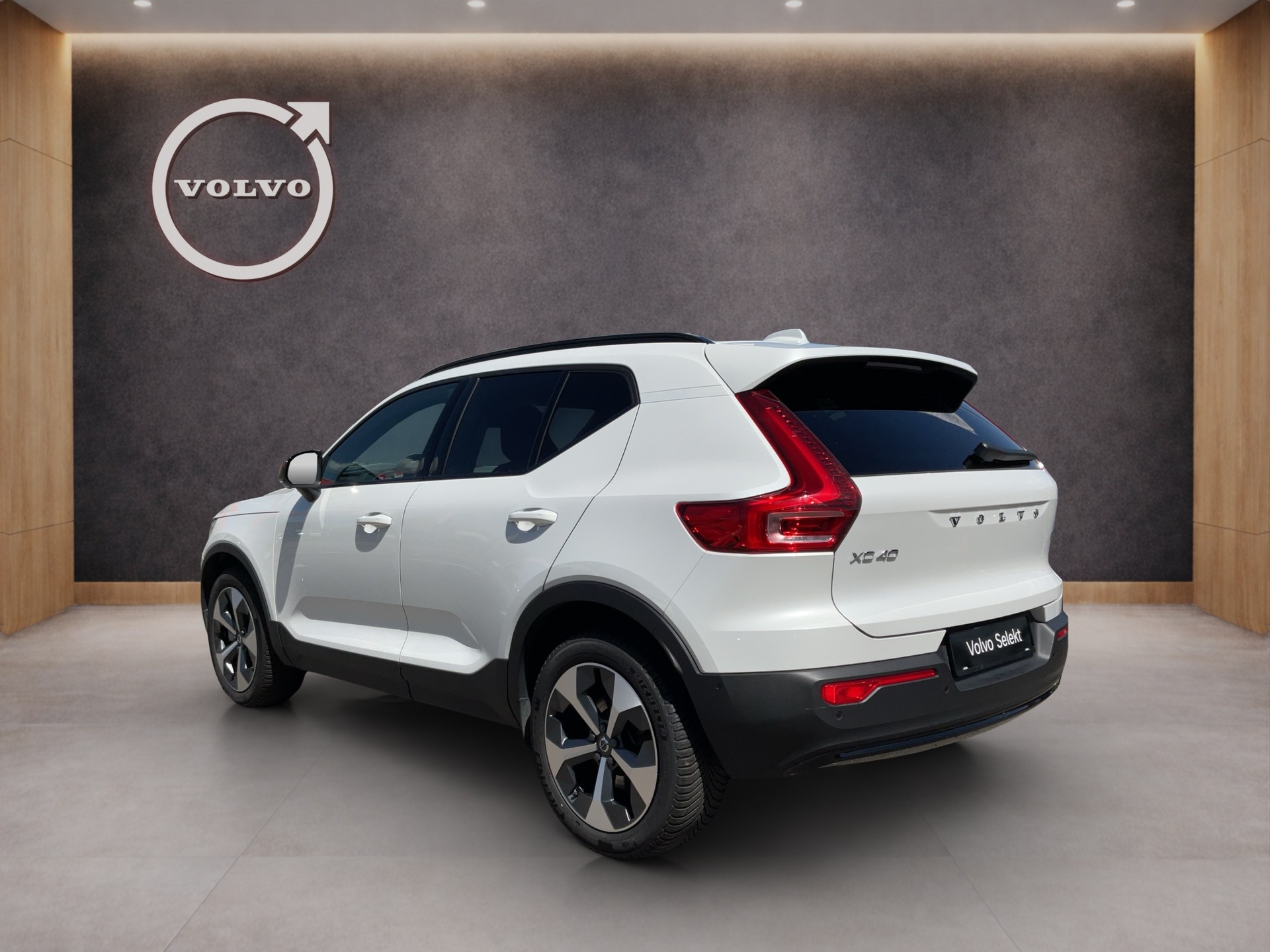 VOLVO XC40 2.0 B3 MH Plus Dark-image-2