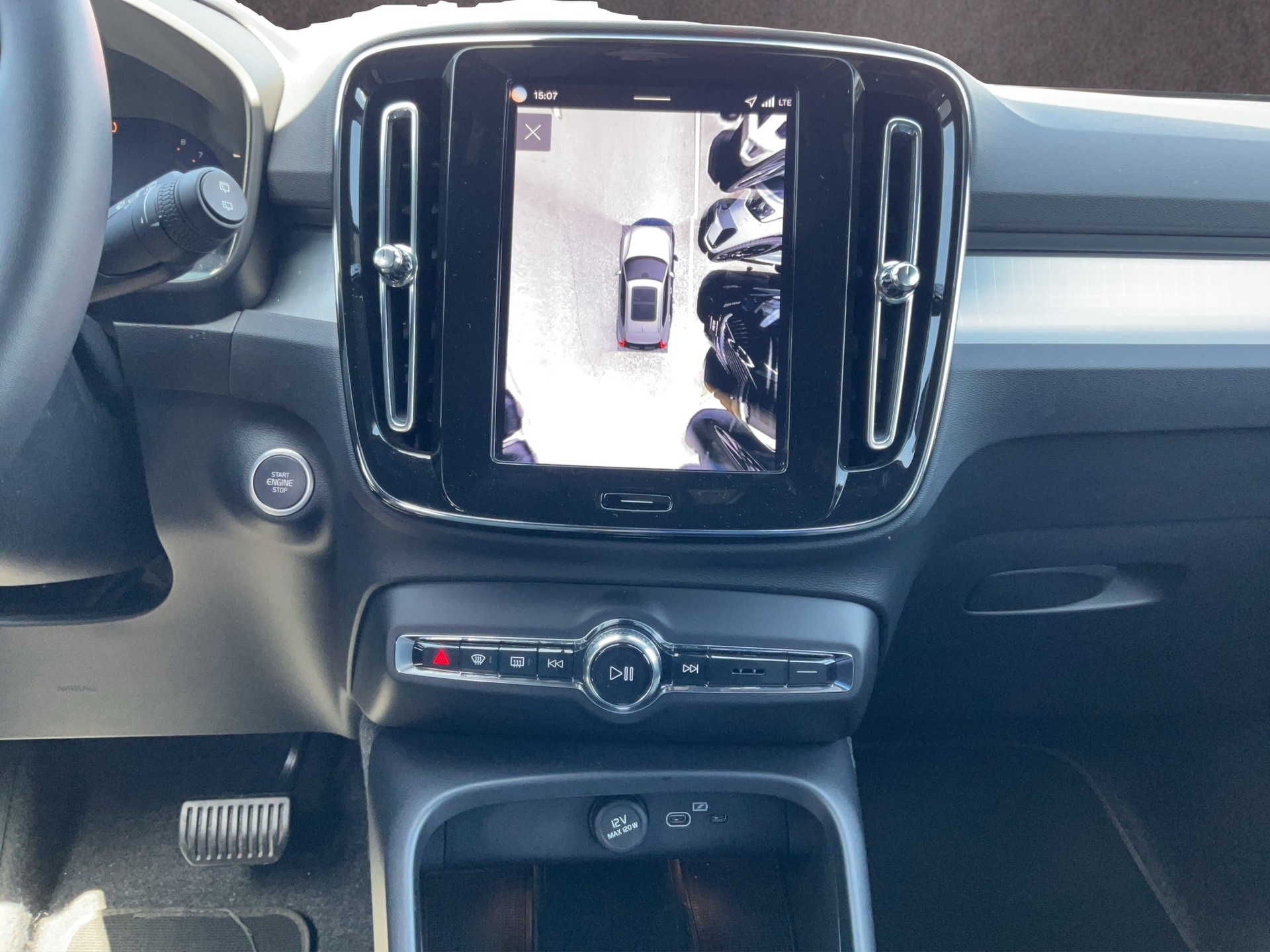 VOLVO XC40 2.0 B3 MH Plus Dark-image-13