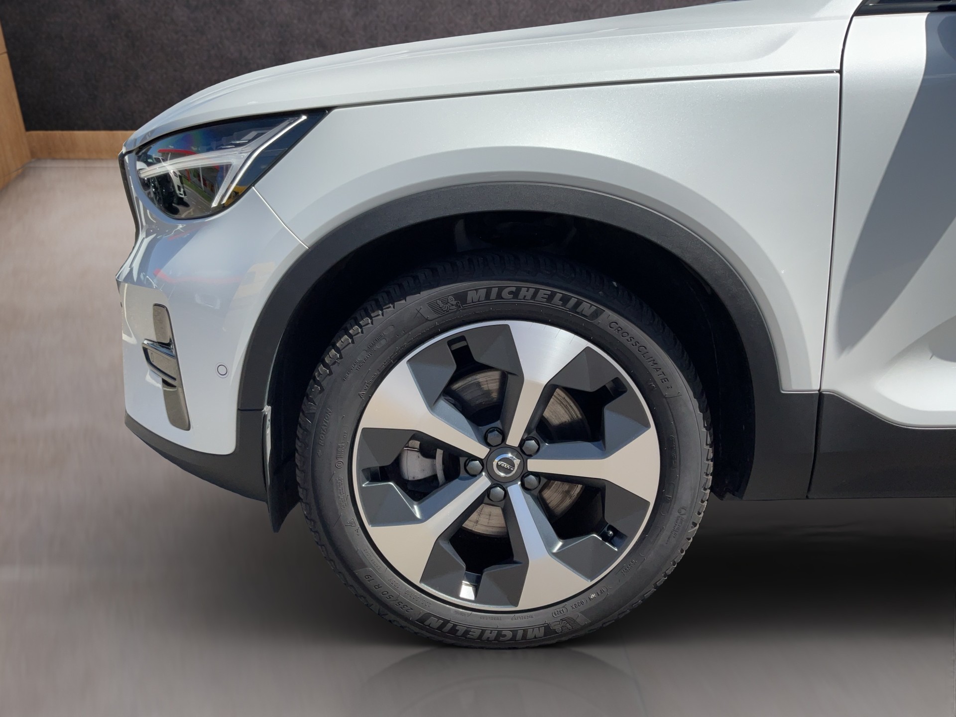 VOLVO XC40 2.0 B3 MH Plus Dark-image-16