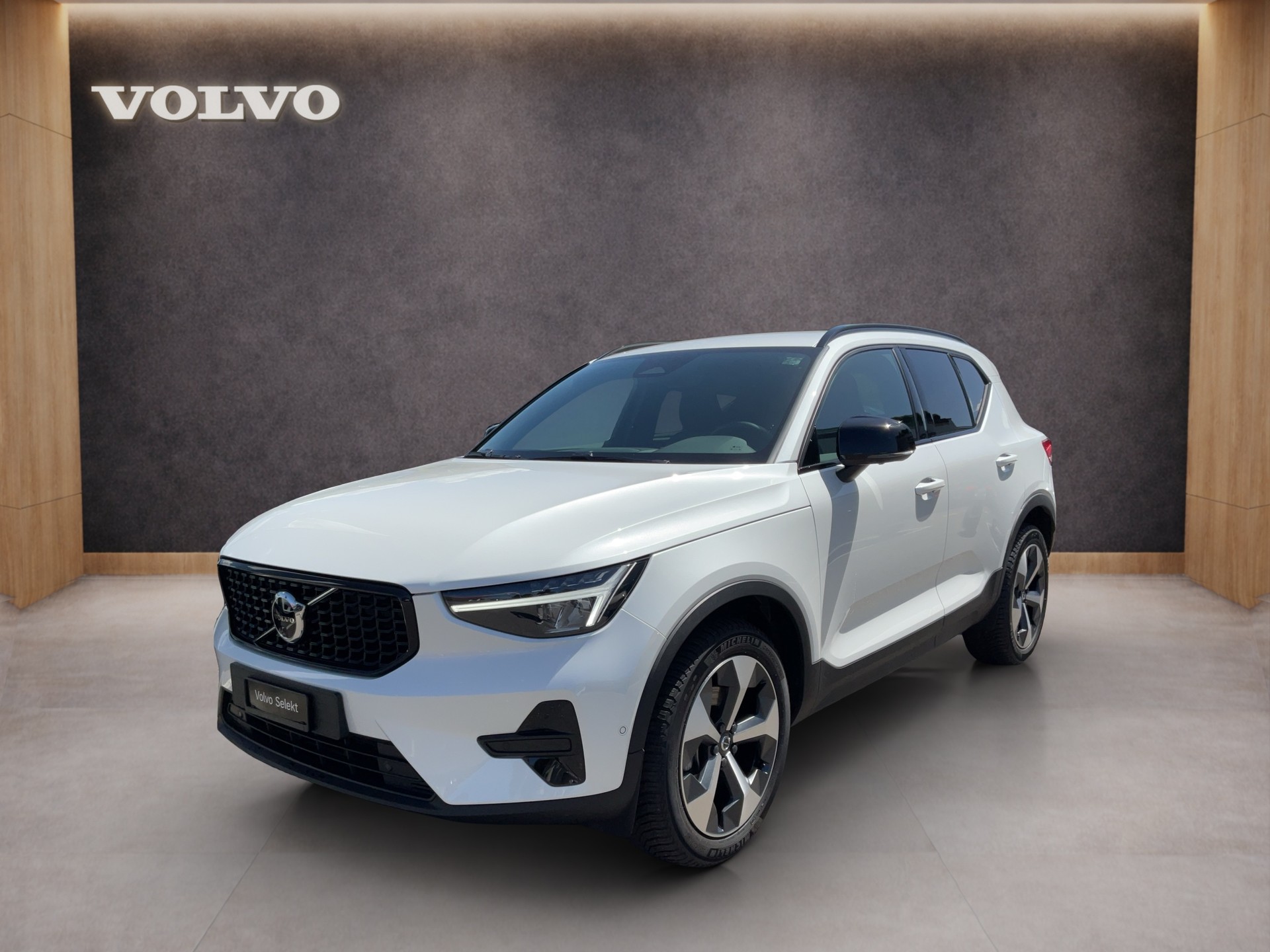 VOLVO XC40 2.0 B3 MH Plus Dark-image-0