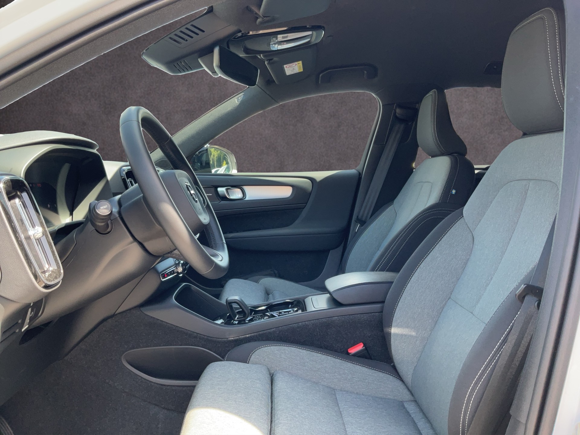 VOLVO XC40 2.0 B3 MH Plus Dark-image-8