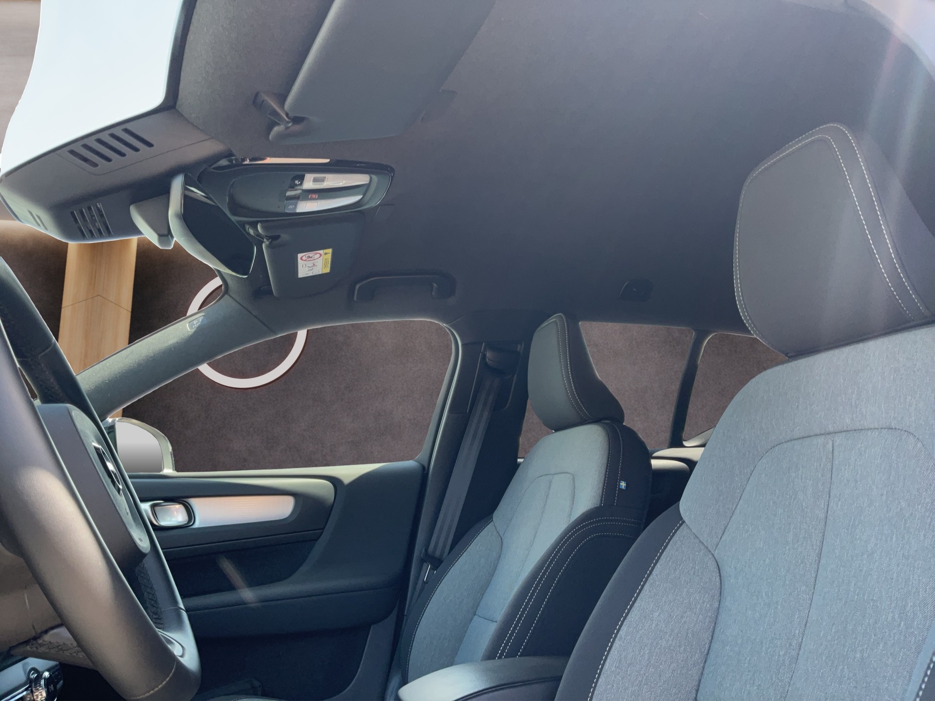 VOLVO XC40 2.0 B3 MH Plus Dark-image-9