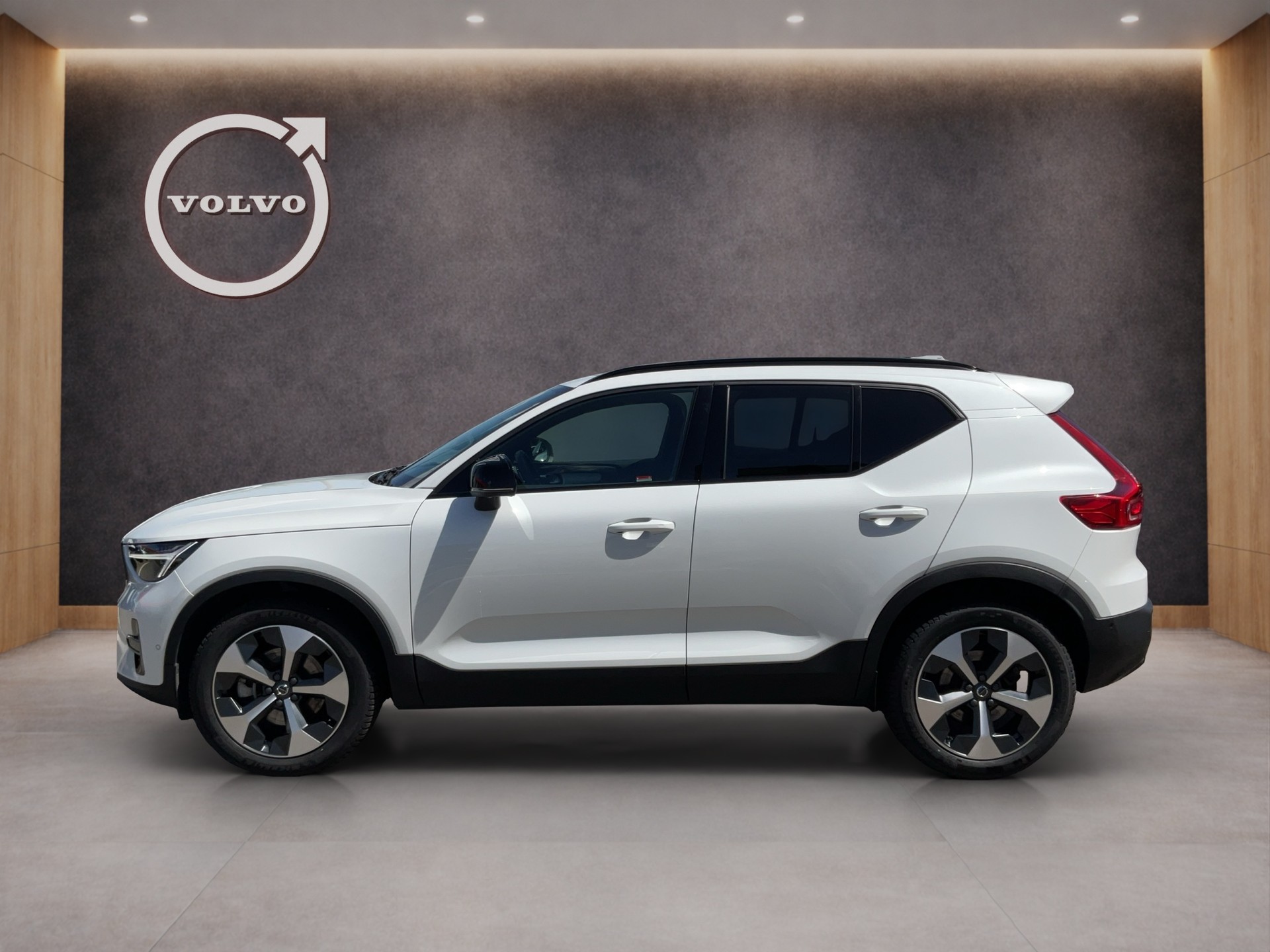 VOLVO XC40 2.0 B3 MH Plus Dark-image-1