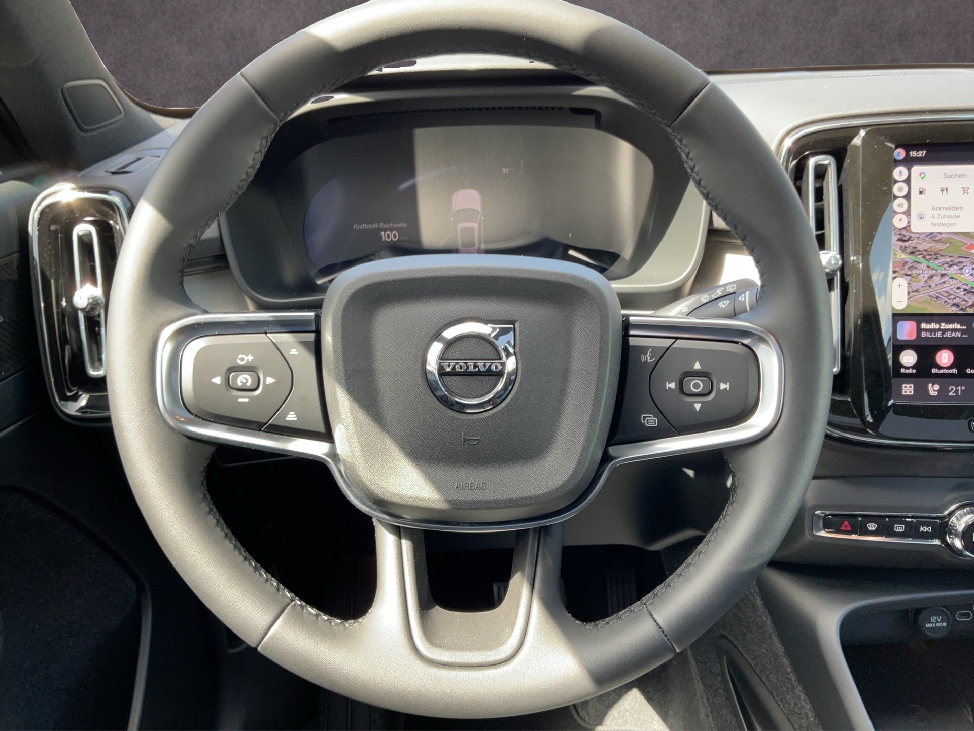 VOLVO XC40 2.0 B3 MH Plus Dark-image-11