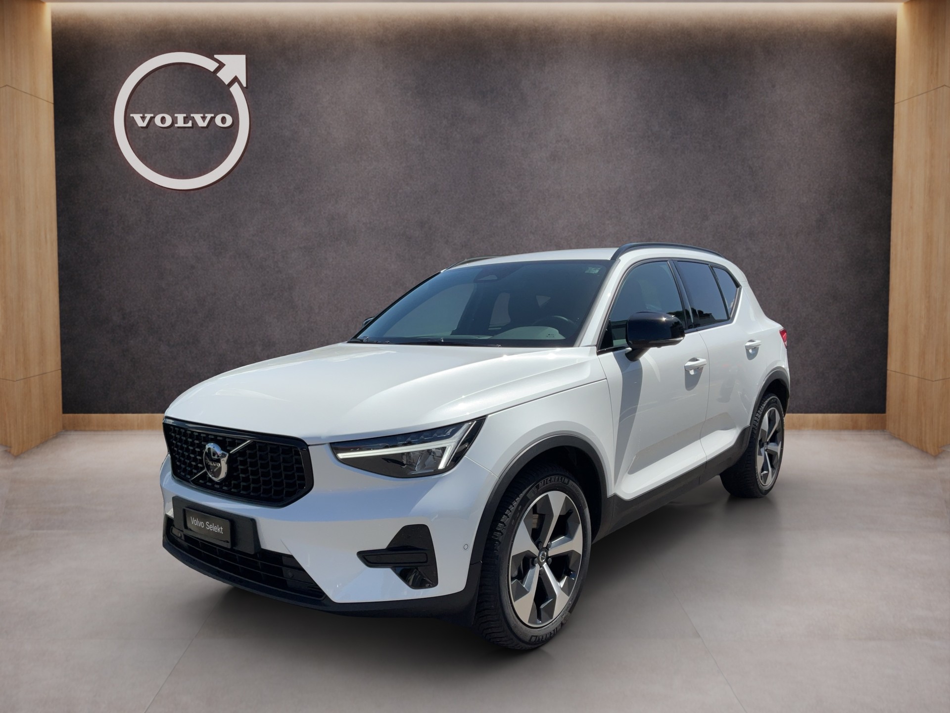 VOLVO XC40 2.0 B3 MH Plus Dark-image-0