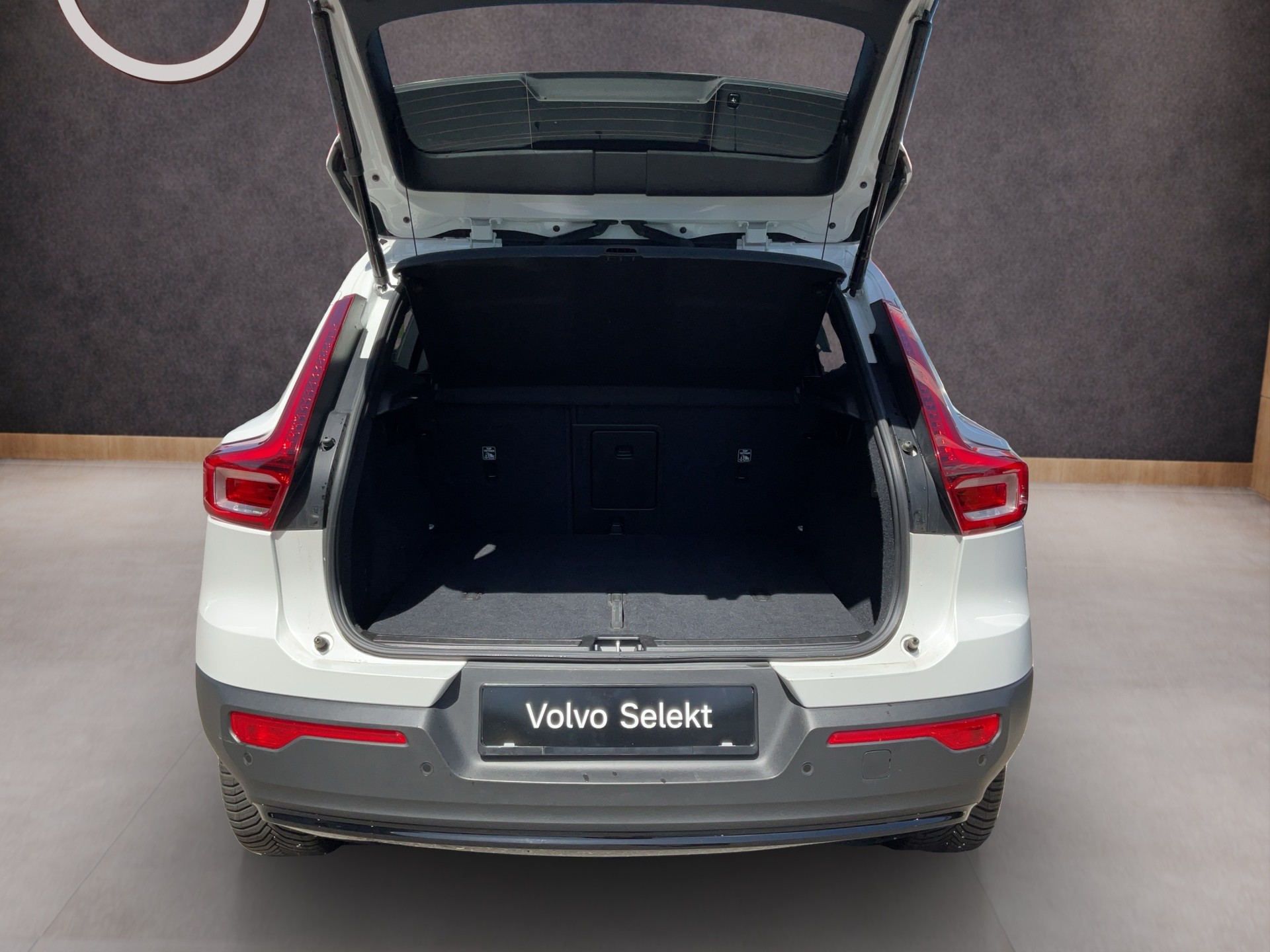 VOLVO XC40 2.0 B3 MH Plus Dark-image-15