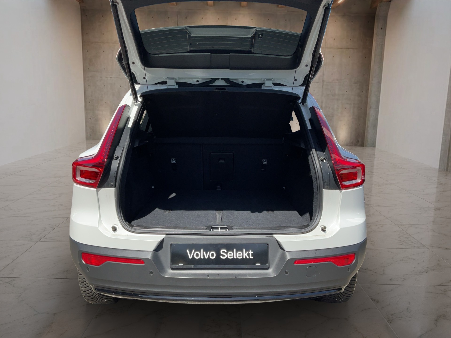 VOLVO XC40 2.0 B3 MH Plus Dark-image-12