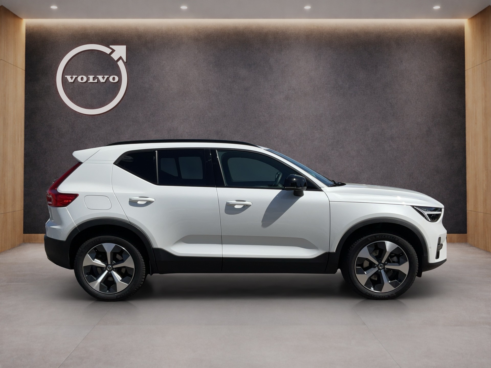 VOLVO XC40 2.0 B3 MH Plus Dark-image-5