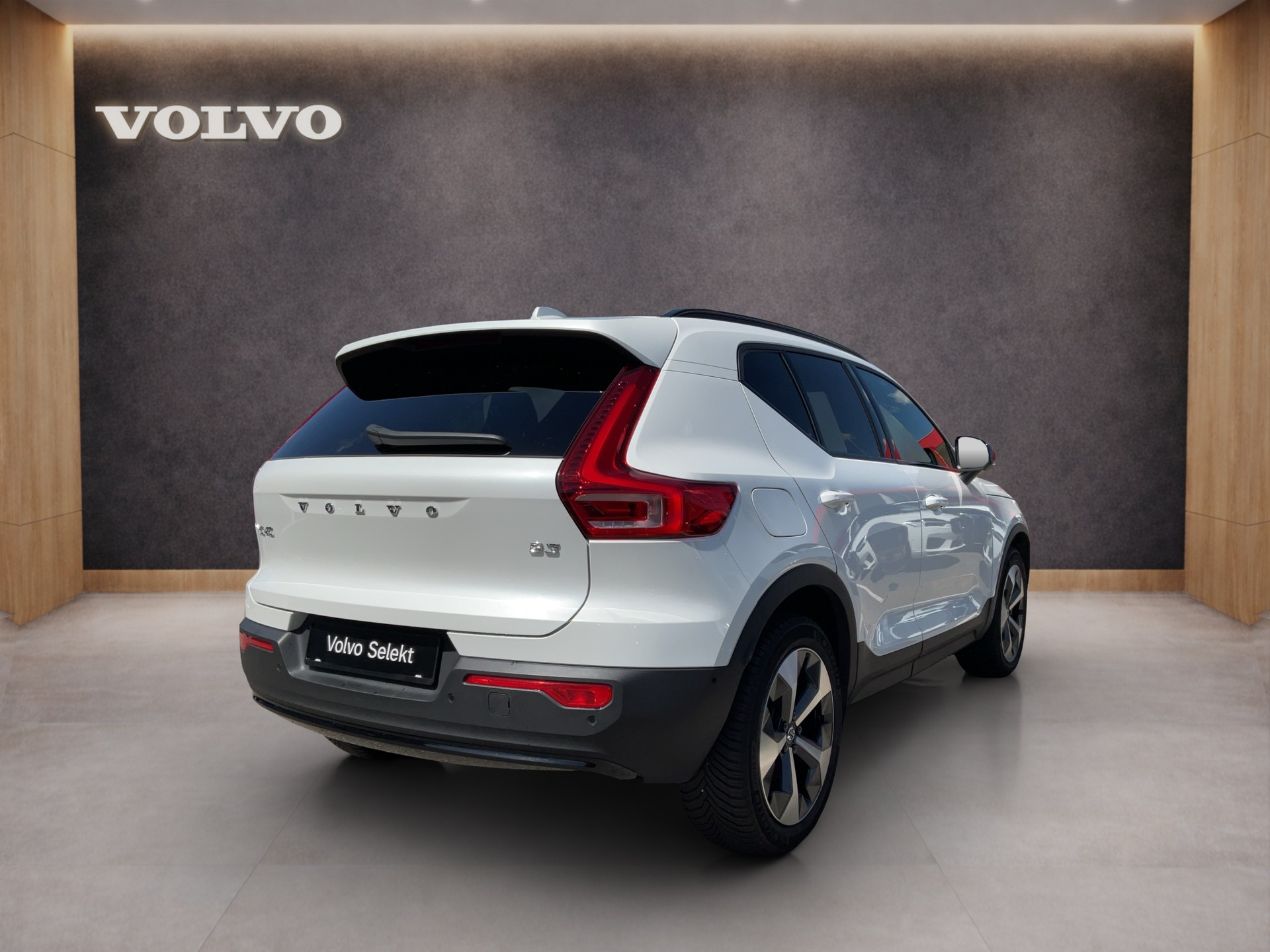 VOLVO XC40 2.0 B3 MH Plus Dark-image-4