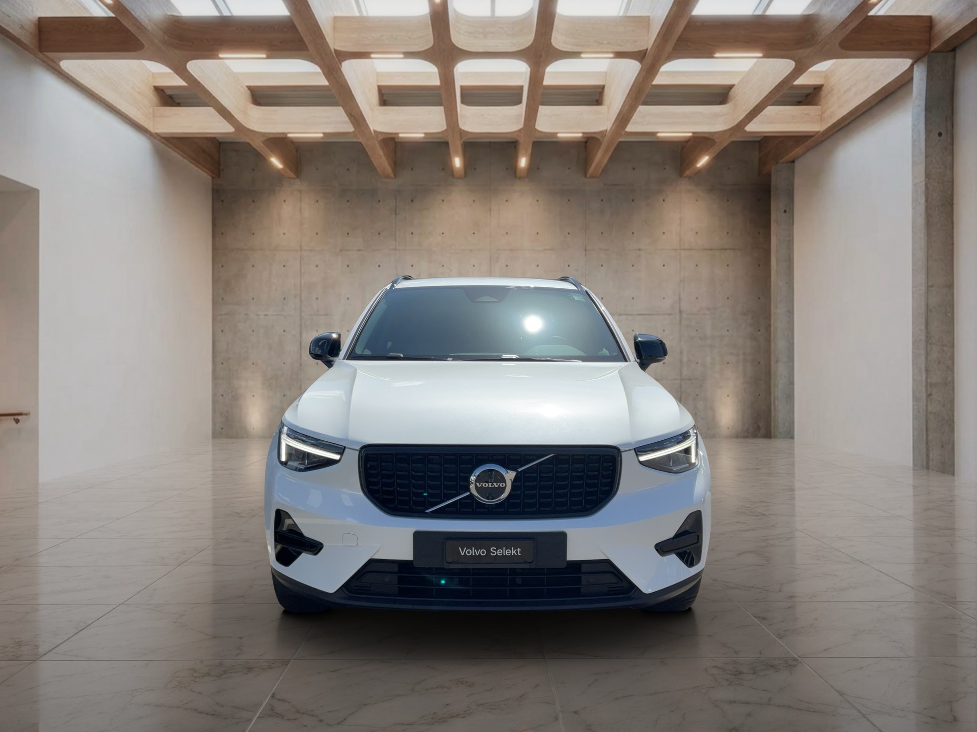 VOLVO XC40 2.0 B3 MH Plus Dark-image-1
