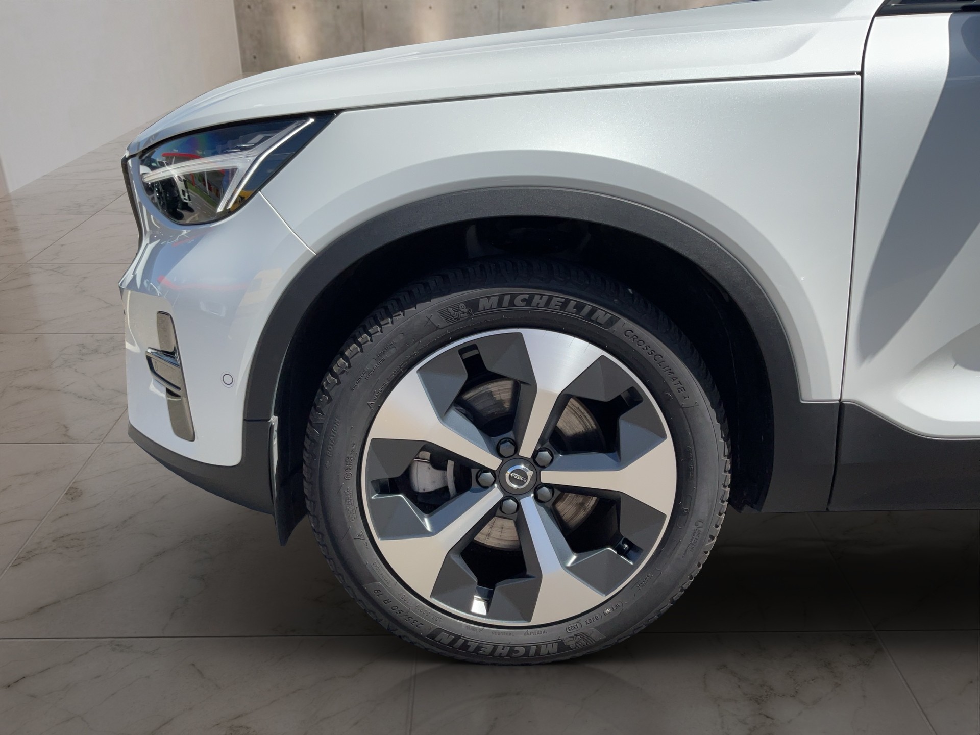 VOLVO XC40 2.0 B3 MH Plus Dark-image-8