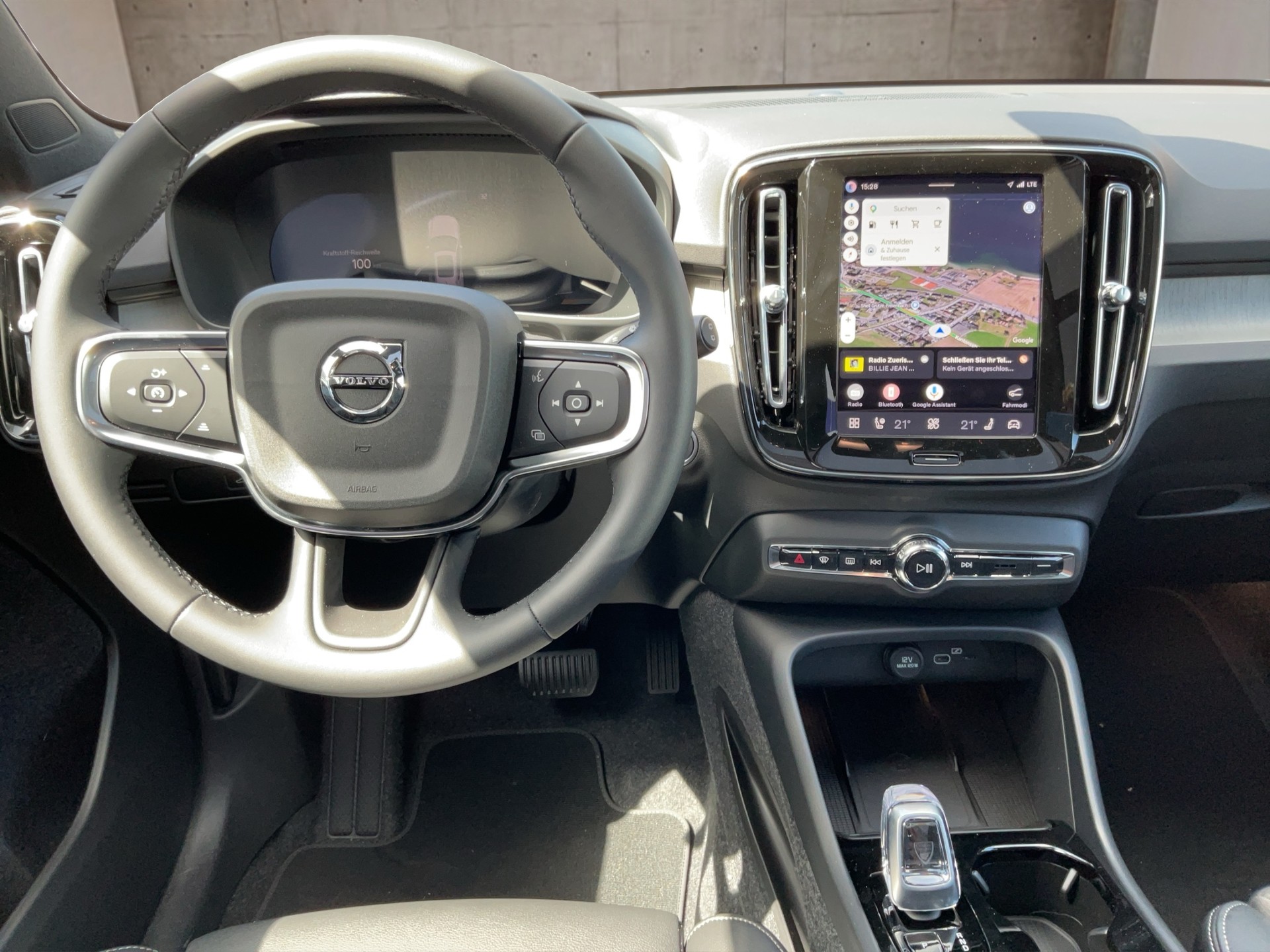 VOLVO XC40 2.0 B3 MH Plus Dark-image-9