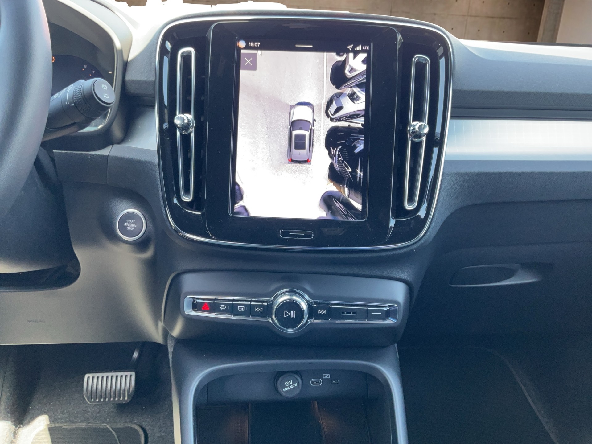 VOLVO XC40 2.0 B3 MH Plus Dark-image-14