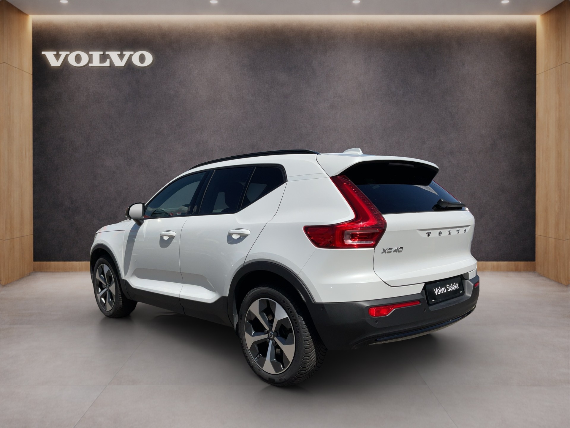 VOLVO XC40 2.0 B3 MH Plus Dark-image-2