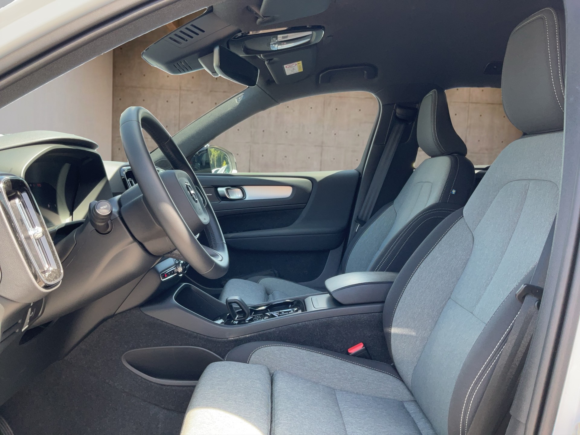 VOLVO XC40 2.0 B3 MH Plus Dark-image-10