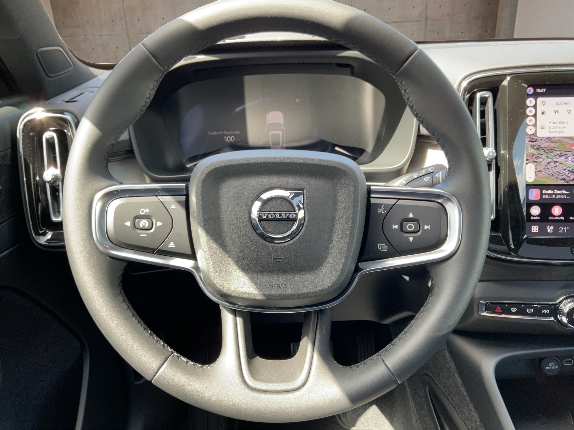 VOLVO XC40 2.0 B3 MH Plus Dark-image-16