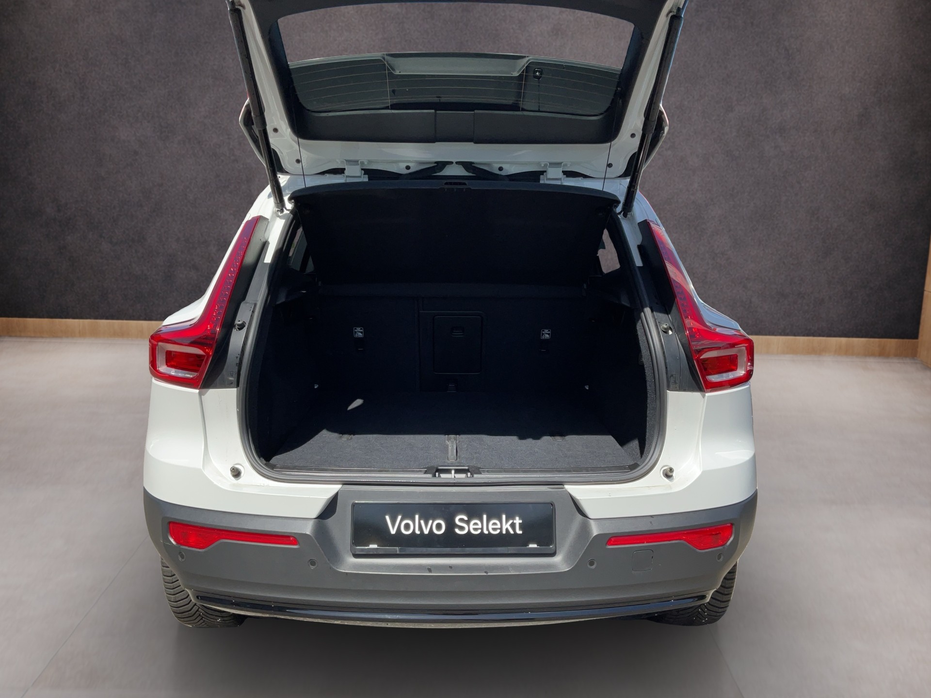 VOLVO XC40 2.0 B3 MH Plus Dark-image-15