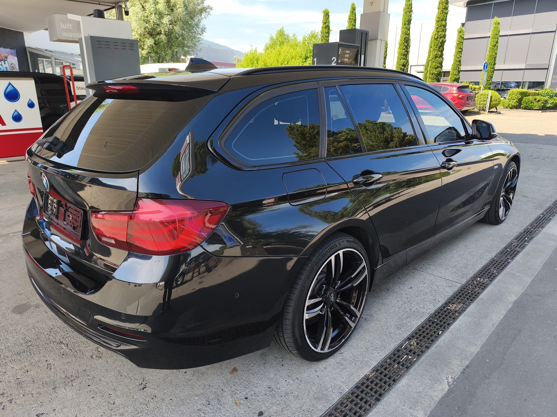 BMW 320d xDrive Touring Swiss Advantage Sport Stept-image-2