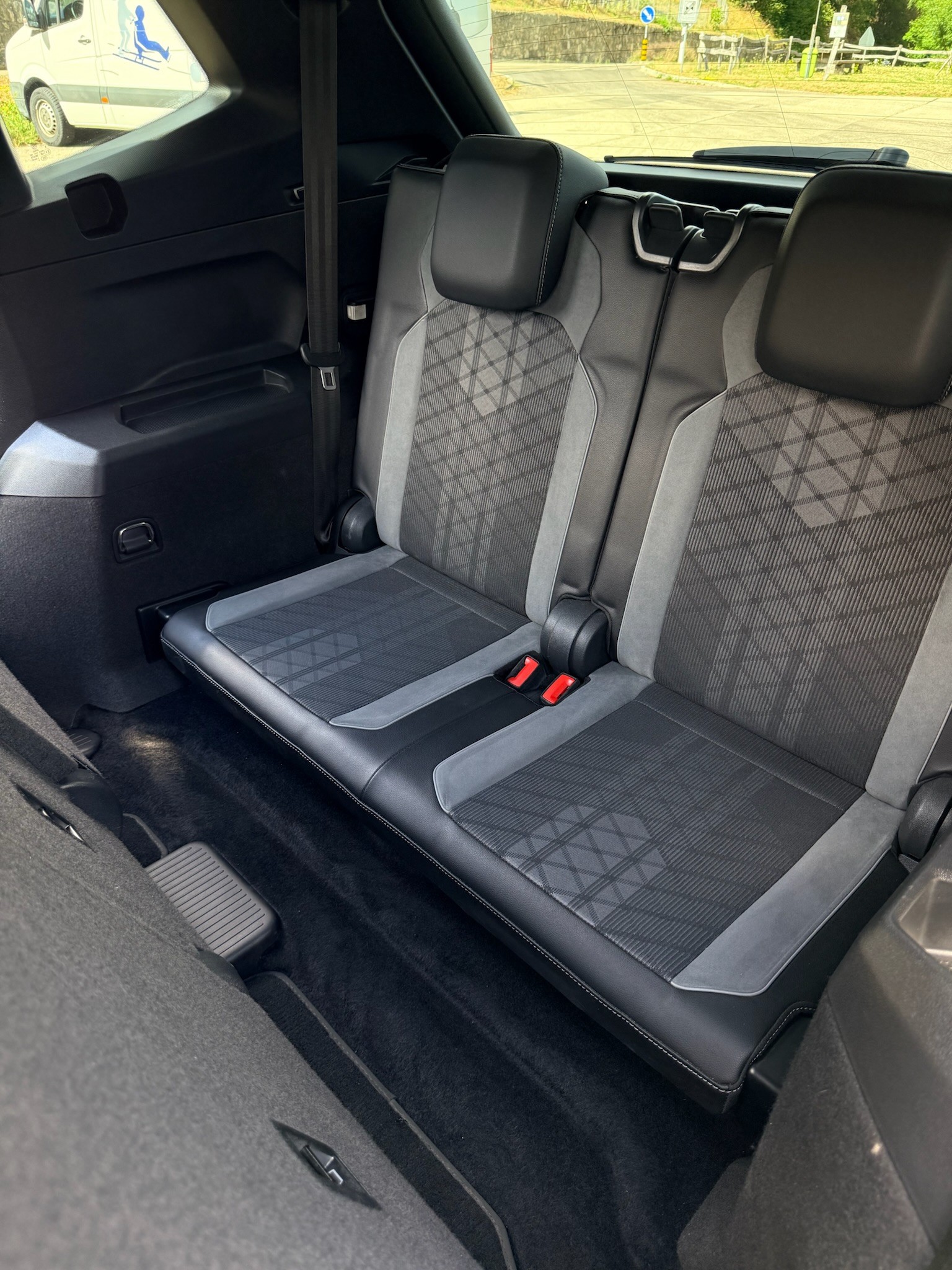 VW Tiguan Allspace 2.0TSI R-Line 4Motion DSG-image-3