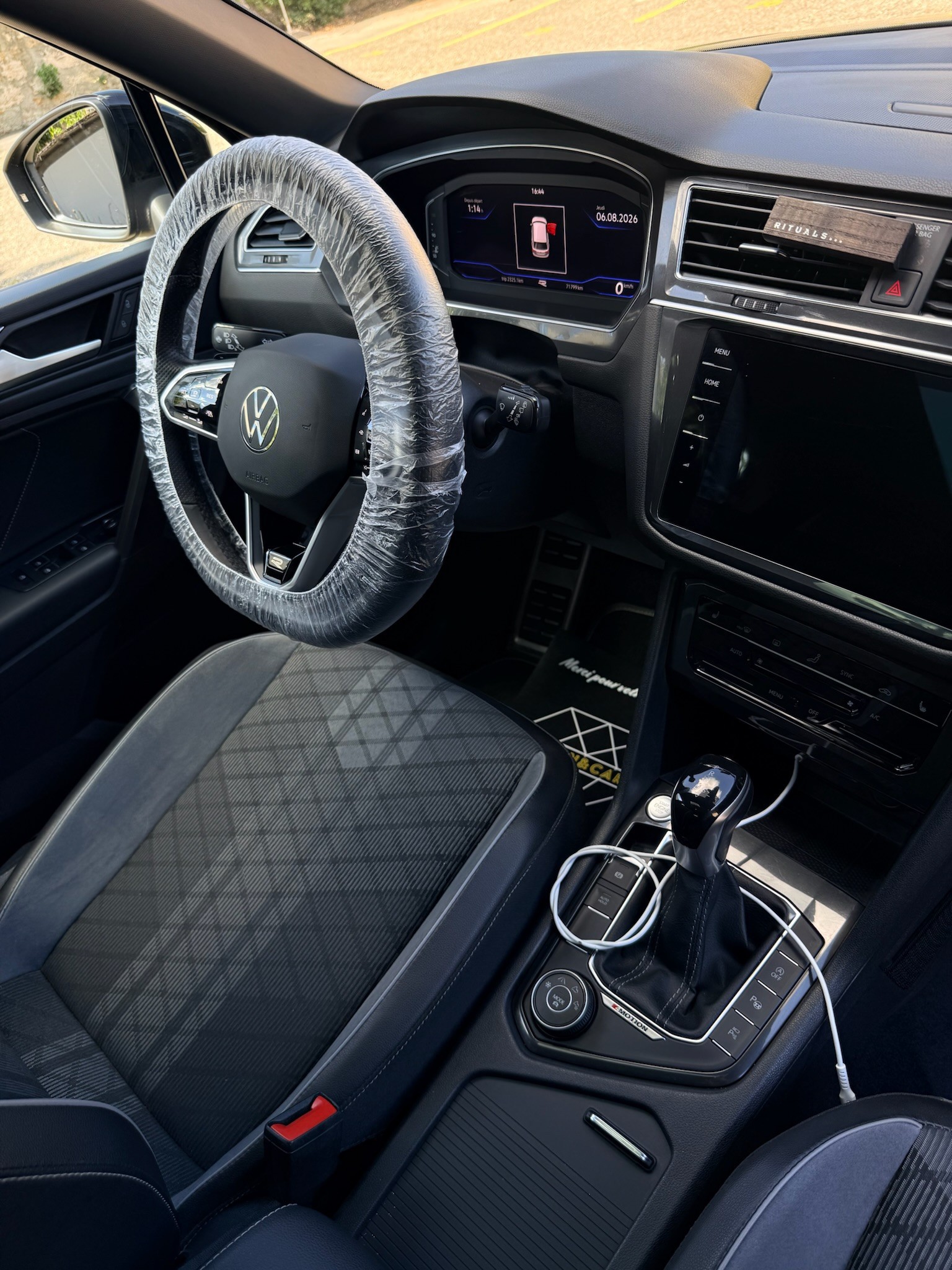 VW Tiguan Allspace 2.0TSI R-Line 4Motion DSG-image-4
